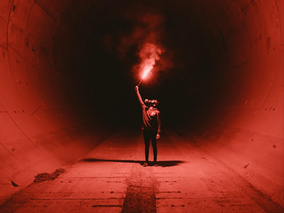 Download wallpaper 1152x864 tunnel, man, gas mask, light, fire, red standard 4:3 HD background