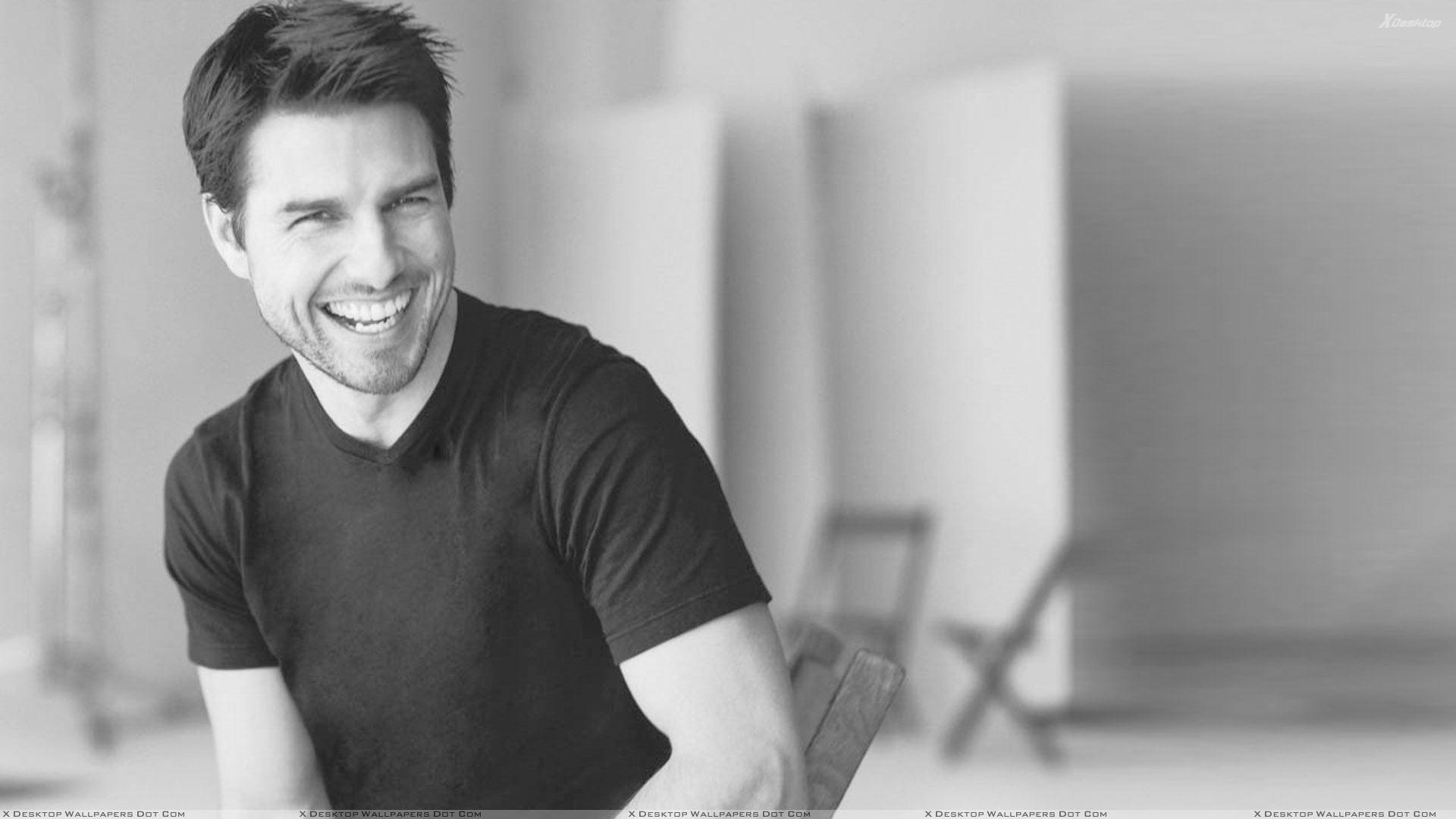 Tom Cruise Laughing Black N White Sitting Photohoot Wallpaper
