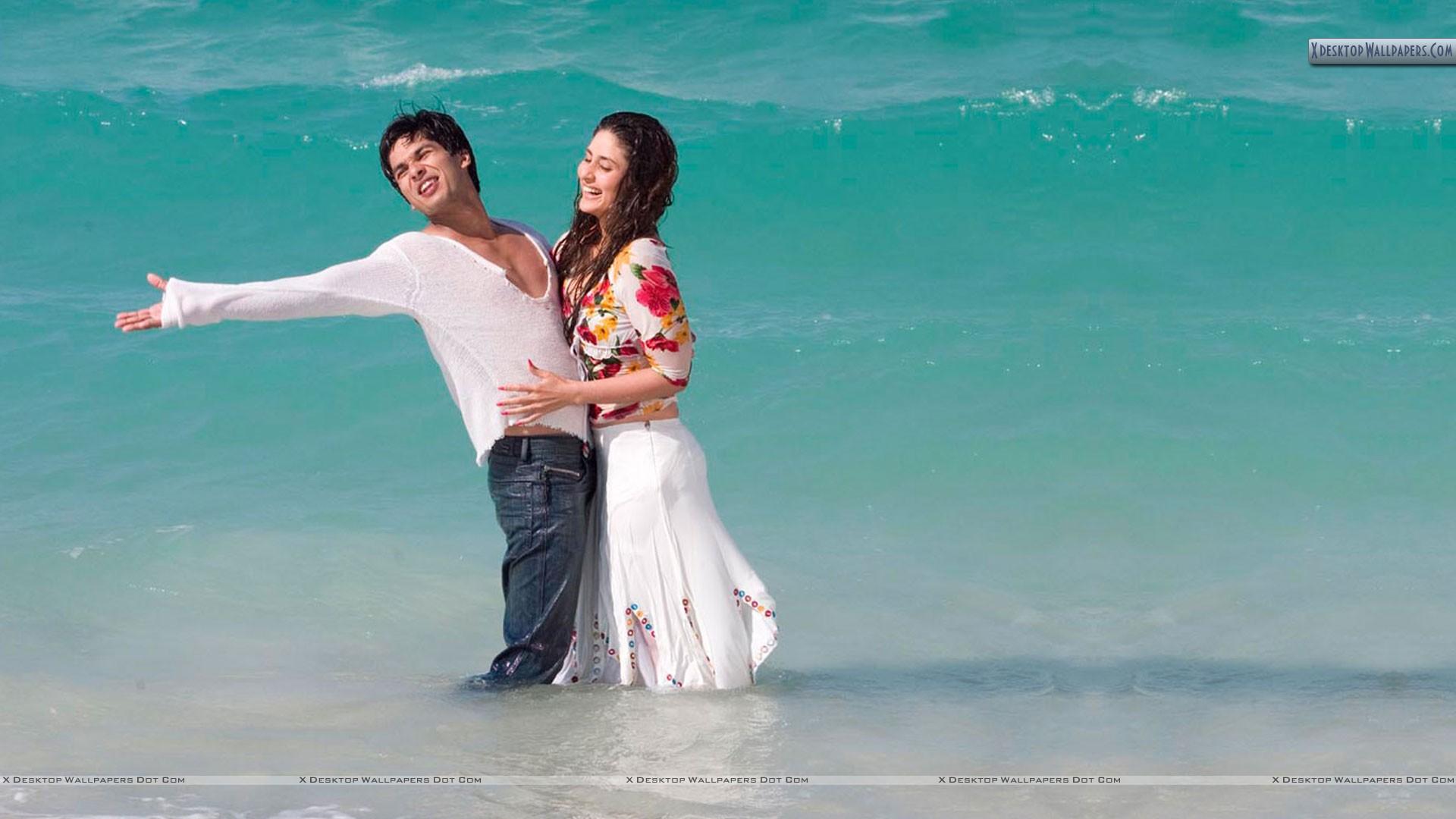 Movie Milenge Milenge Shahid Kareena In Sea Laughing Wallpaper