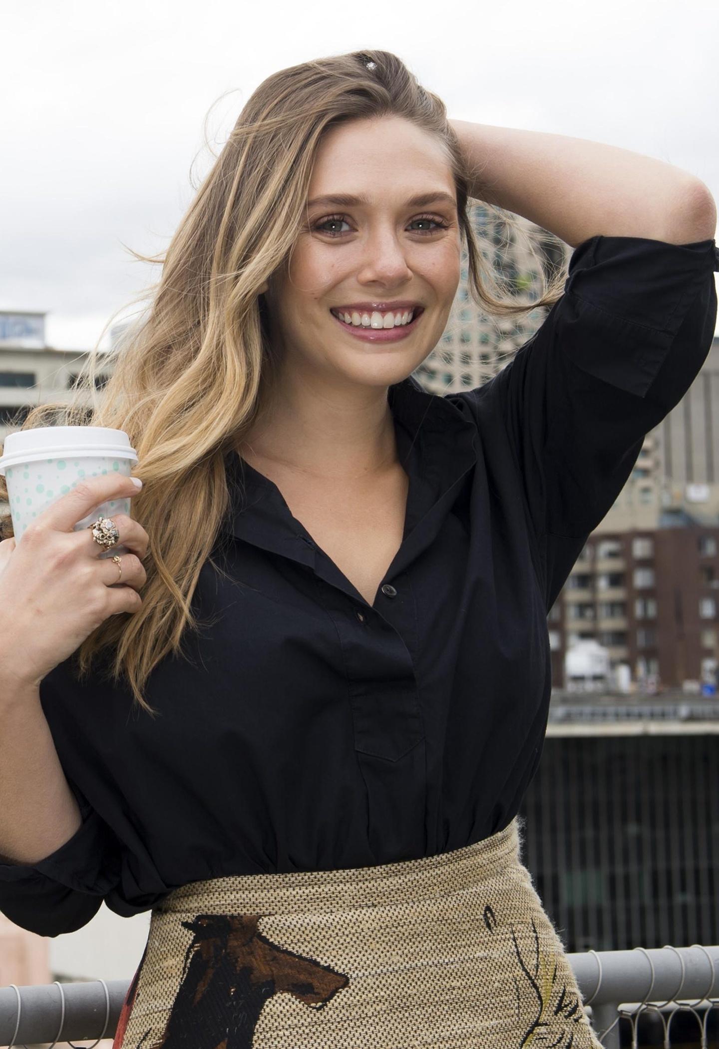 Smile, Actress, On Roof Top, Elizabeth Olsen, Wallpaper