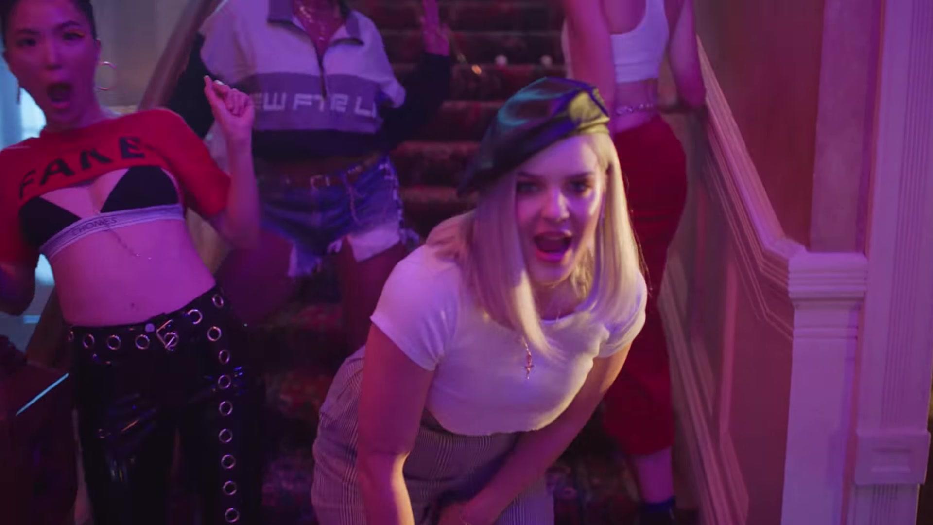 Chonies Sports Bra Worn by Model in FRIENDS