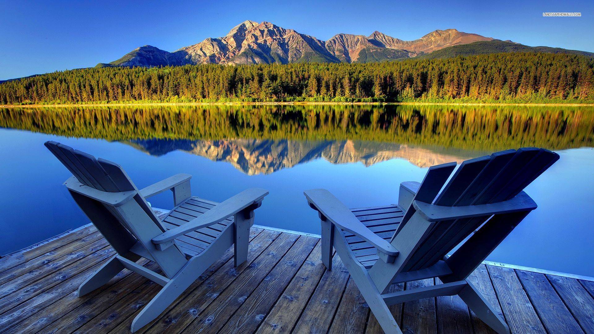 стол на природе у озера