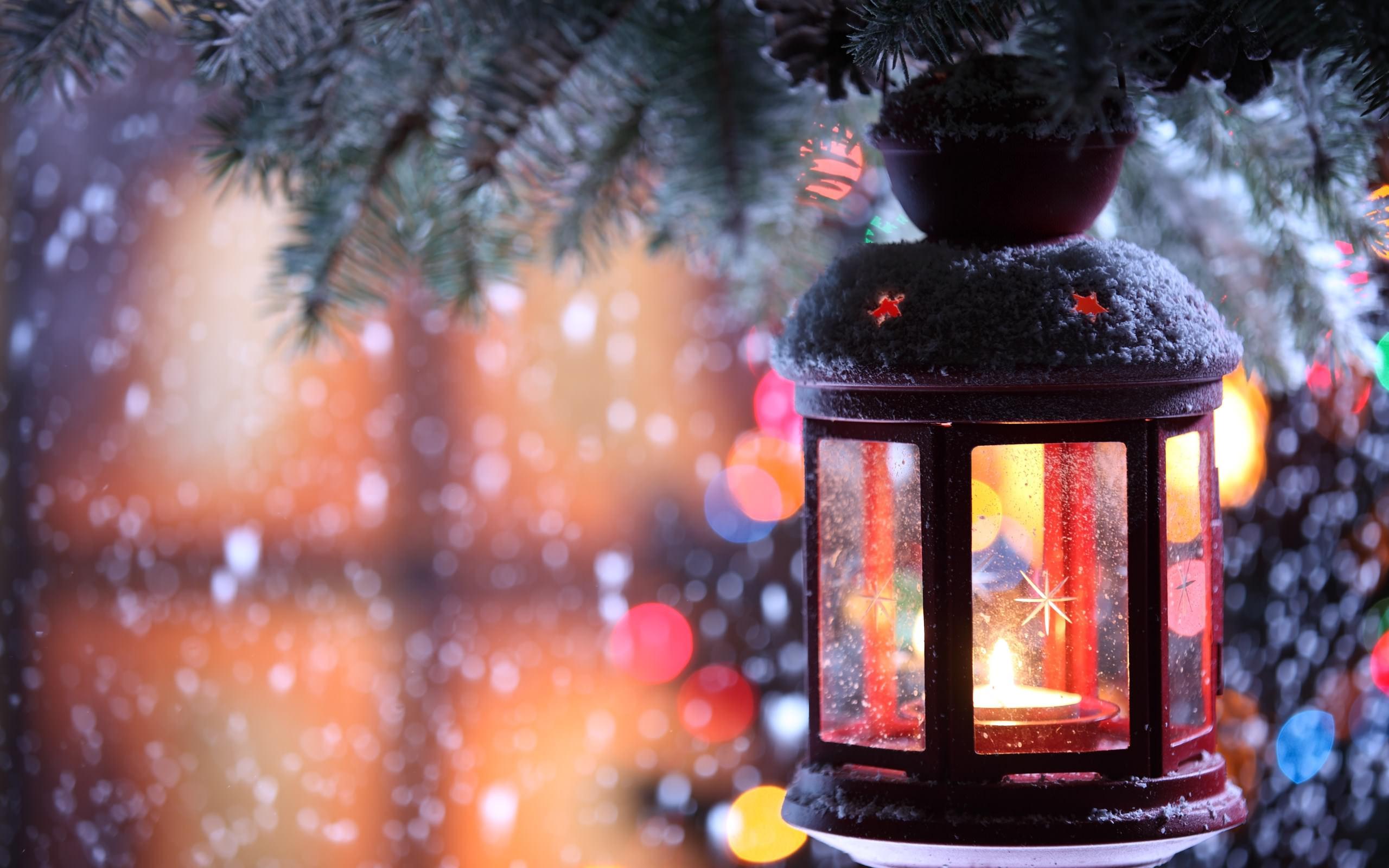 Hình nền đèn lồng giáng sinh trong tuyết rơi là điều hoàn hảo để khơi gợi cảm hứng đầy màu sắc cho mùa lễ hội. Ngắm nhìn những chiếc đèn lồng bay lượn trên nền tuyết trắng, giữa không gian im lìm sẽ mang đến cho bạn những giây phút thư giãn và cảm nhận đầy mãn nhãn.