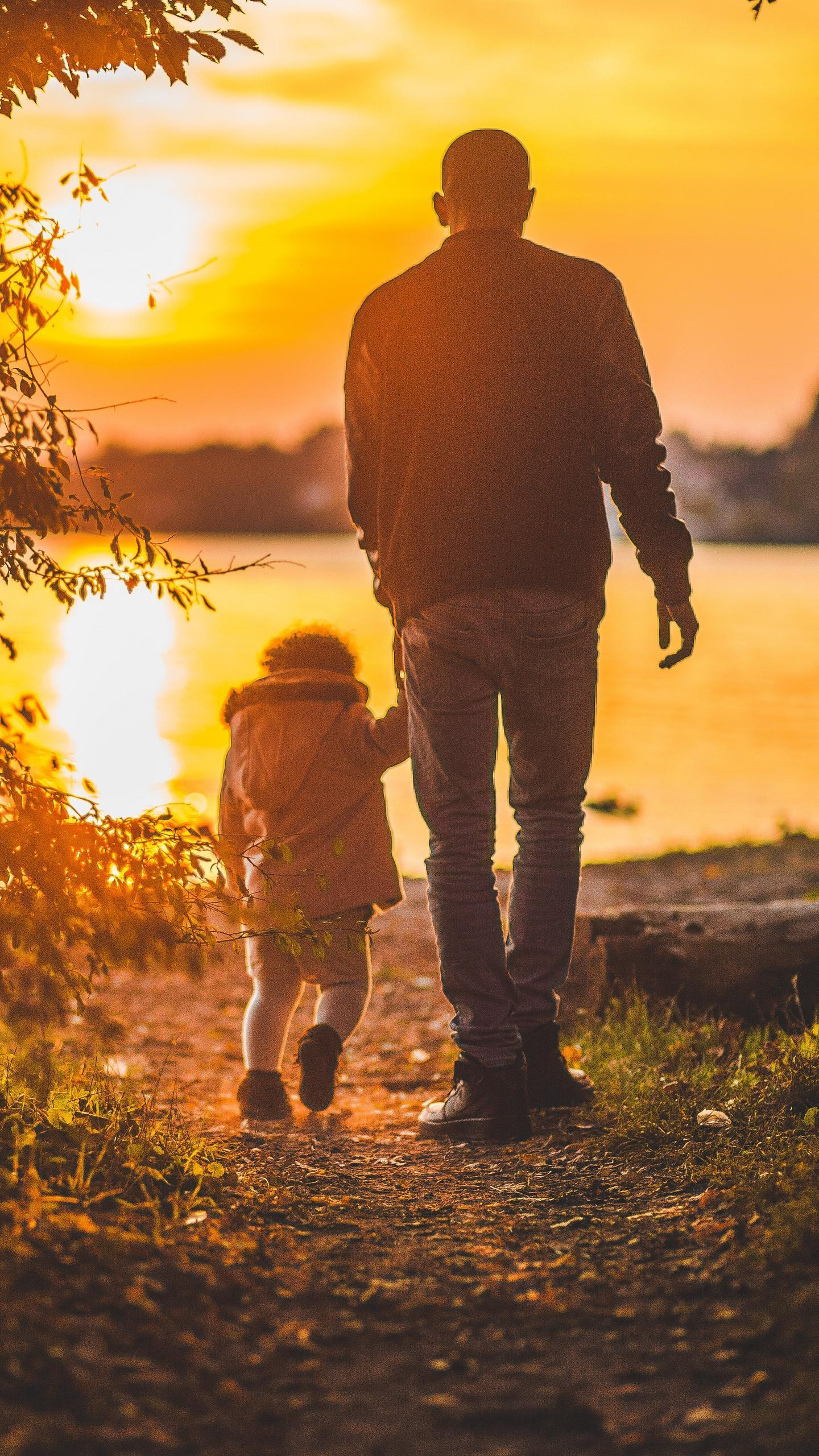 Download wallpaper 1440x2560 father, daughter, family, sunset, walk qhd samsung galaxy s6, s7, edge, note, lg g4 HD background