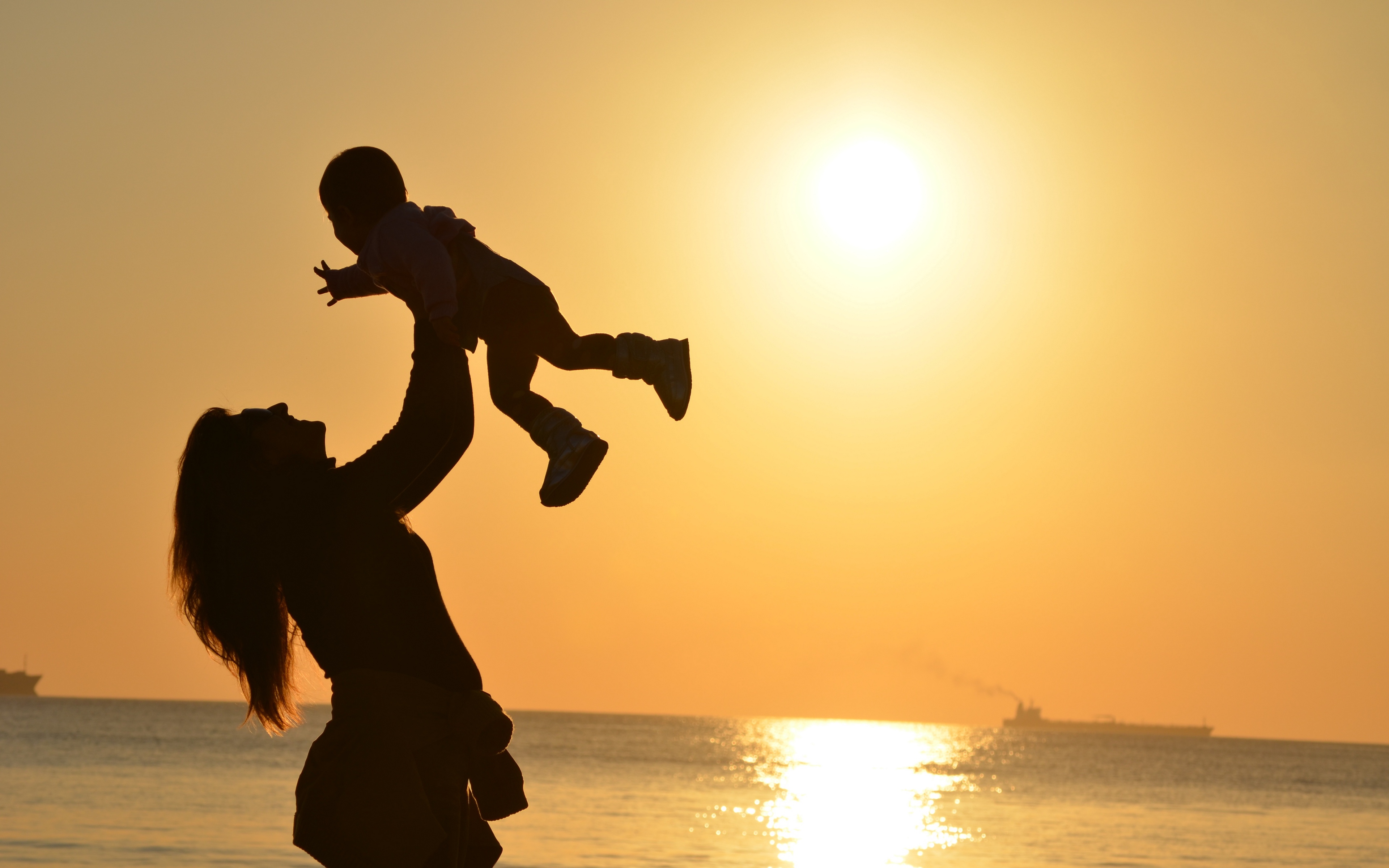 Download wallpapers 3840x2400 mother, child, silhouettes.
