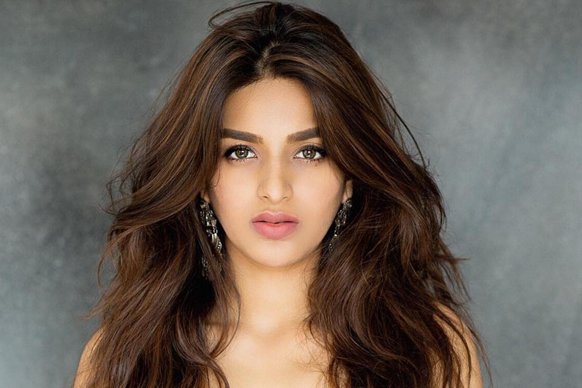 Nidhhi Agerwal Desktop Wallpapers - Wallpaper Cave