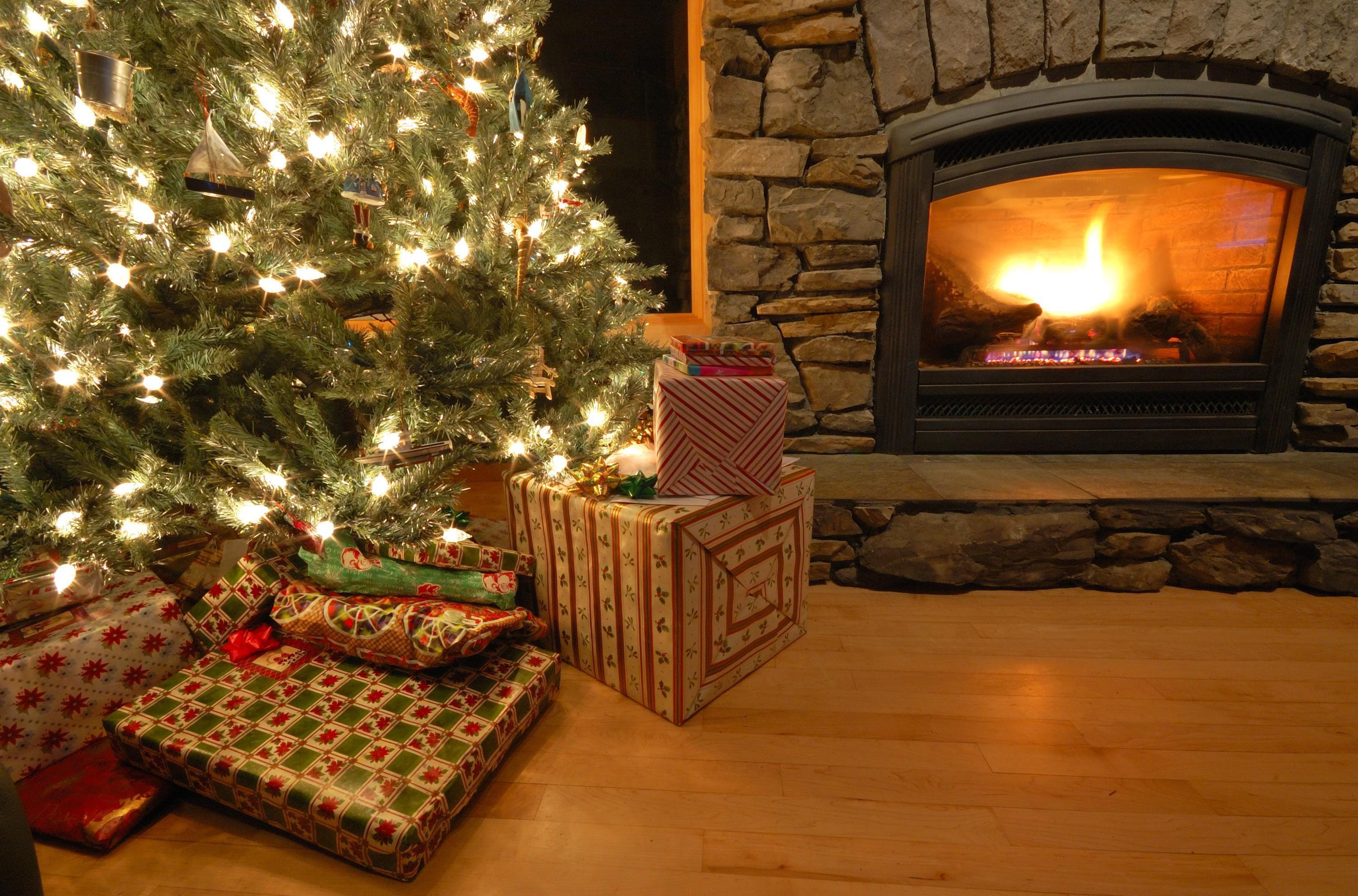 Christmas tree, garland, gift, holiday, fireplace wallpaper