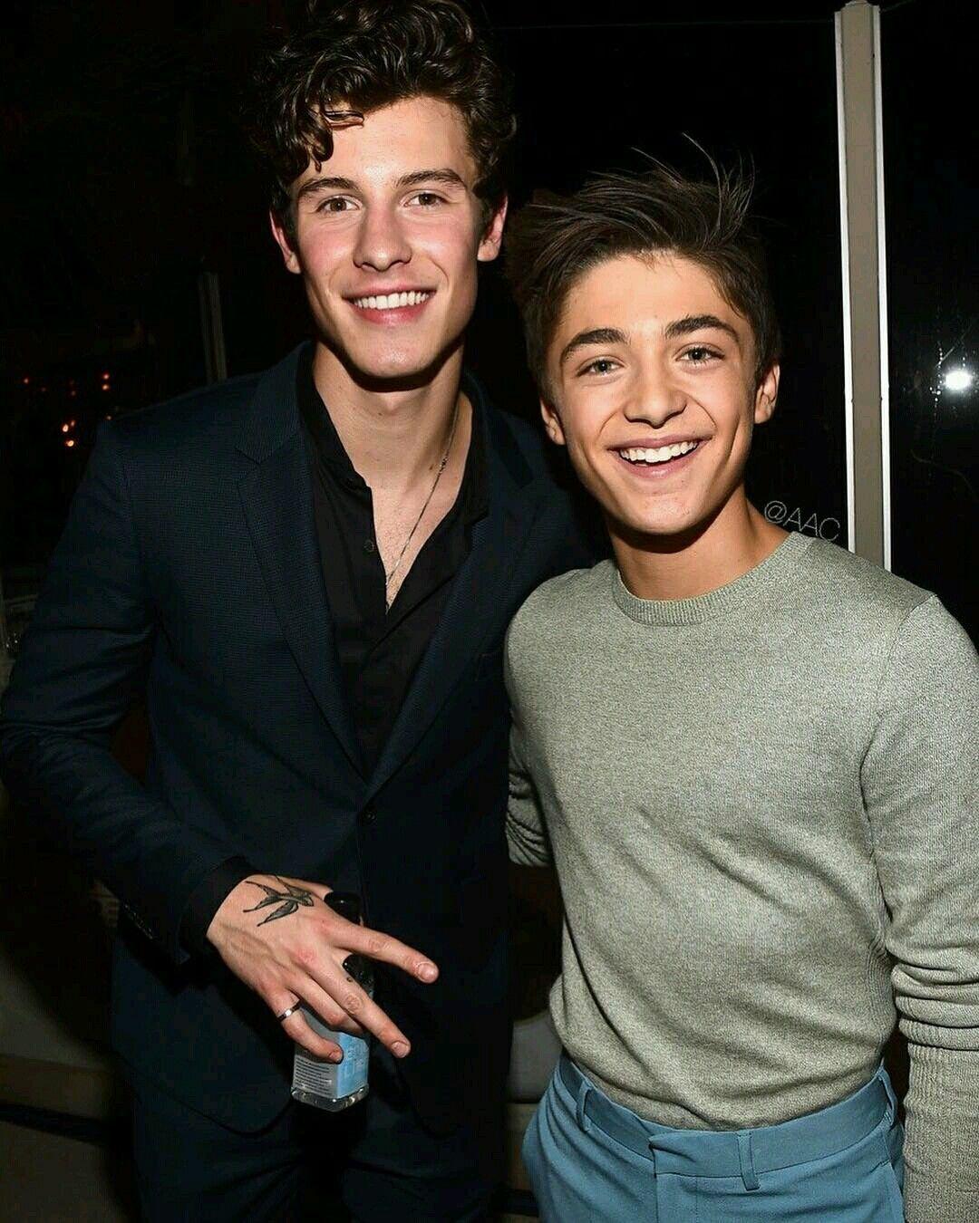 Shawn Mendes and Asher Angel. Cute guys, Cute boys