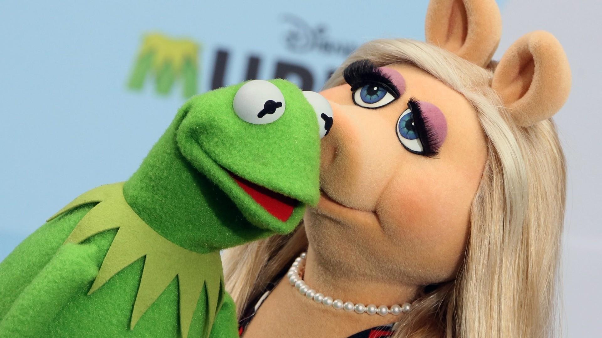 Tons of awesome Kermit and Miss Piggy wallpapers to download for free. 
