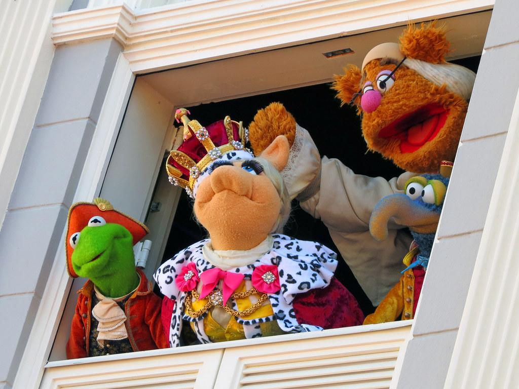 Kermit, Miss Piggy, Fozzie and Gonzo. The Muppets Present G