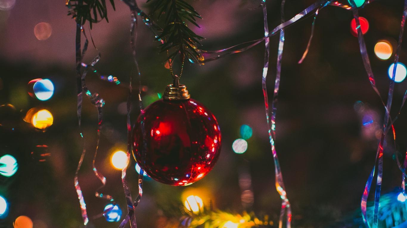Download wallpaper 1366x768 christmas tree, ball, fir, new year, christmas tablet, laptop HD background