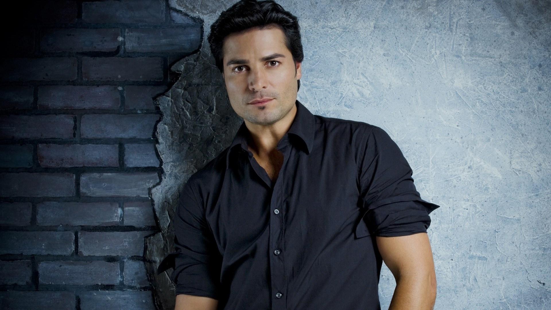 Download wallpaper 1920x1080 chayanne, shirt, wall, look
