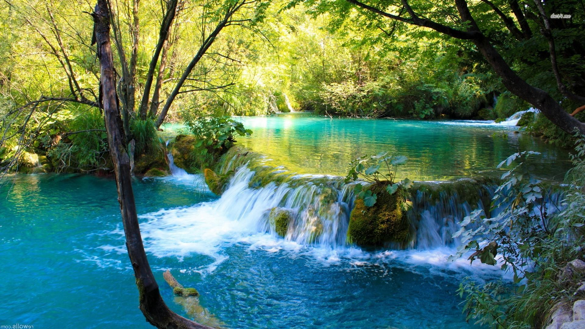 Waterfall in Plitvice Lakes National Park wallpaper