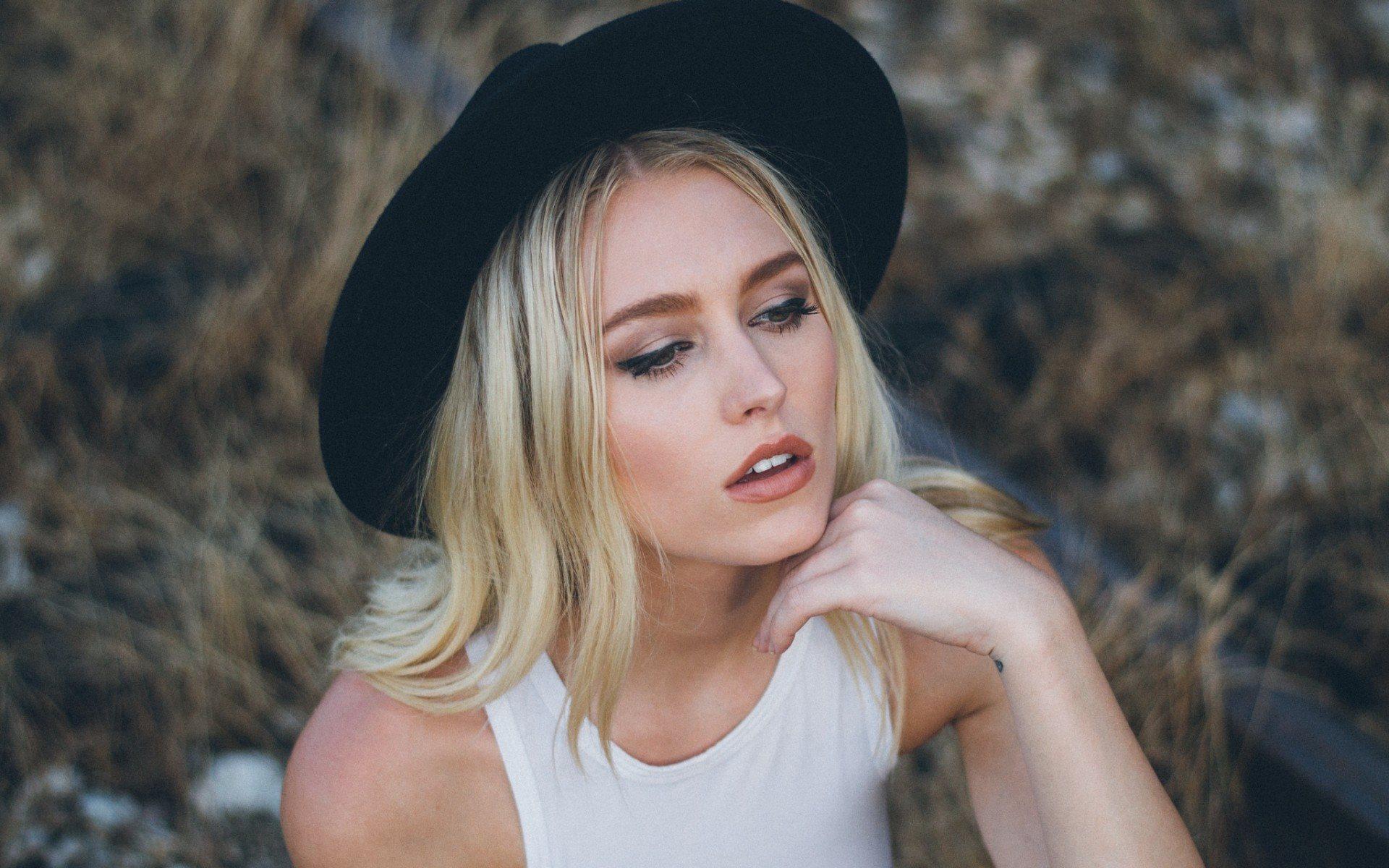 Download wallpaper beautiful girl, portrait, blonde