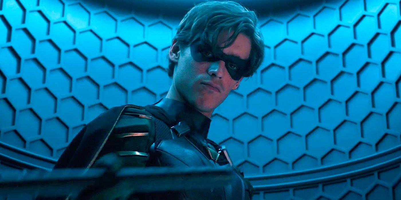 Titans Set Photo Confirm Nightwing Will Wield His Signature