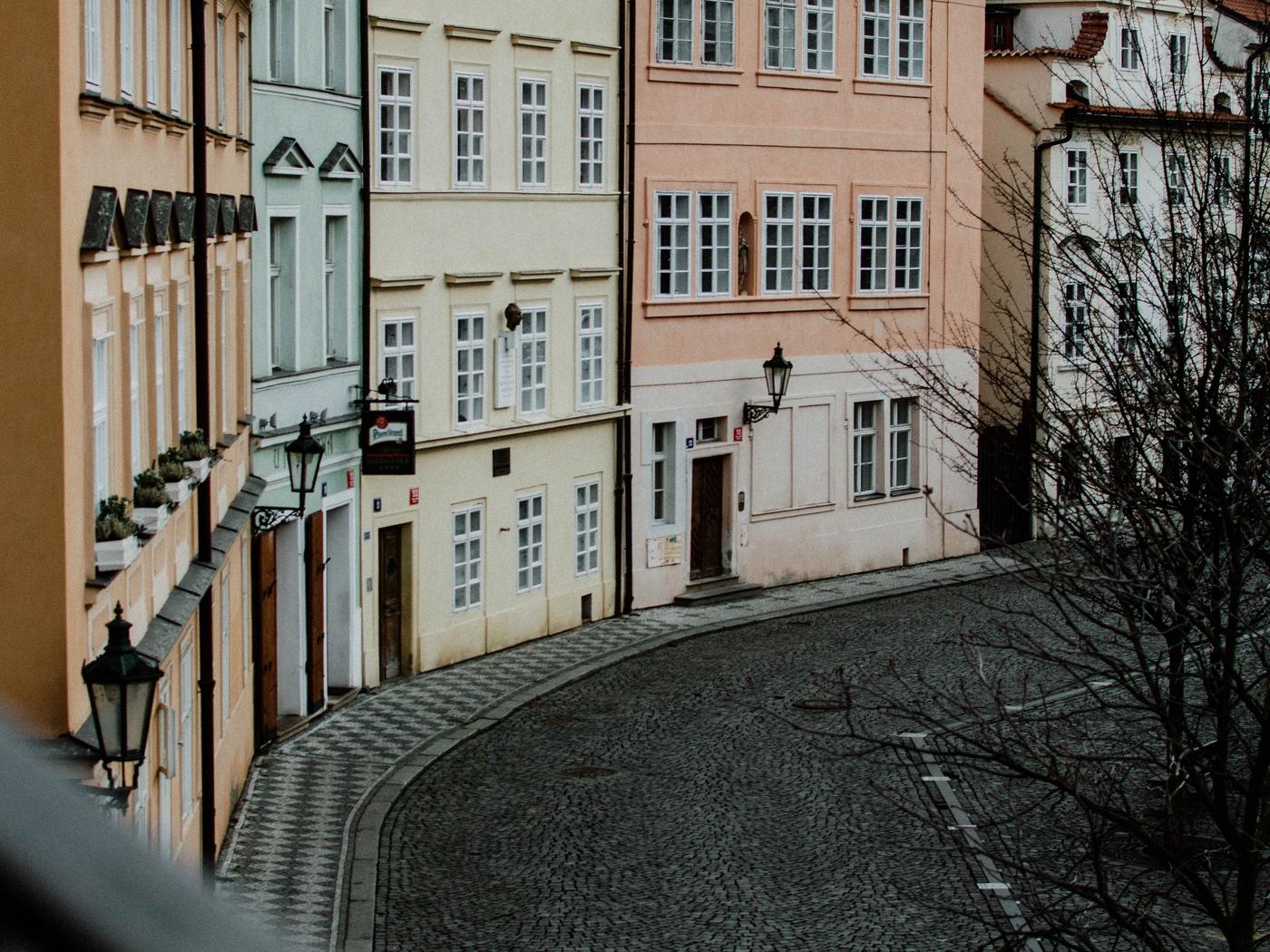 Download wallpaper 1400x1050 buildings, architecture, street