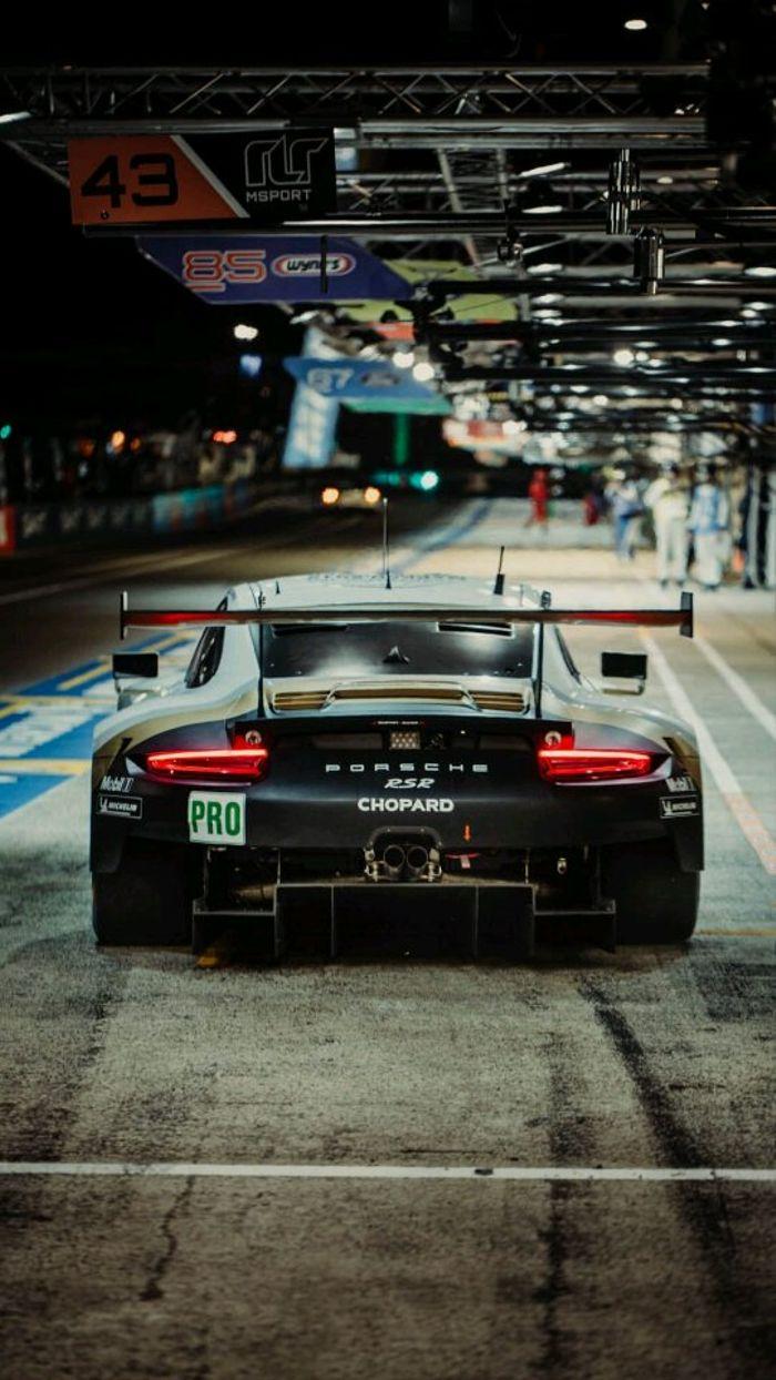 So uuuuh Porsche shared some wallpaper of the 911 RSR