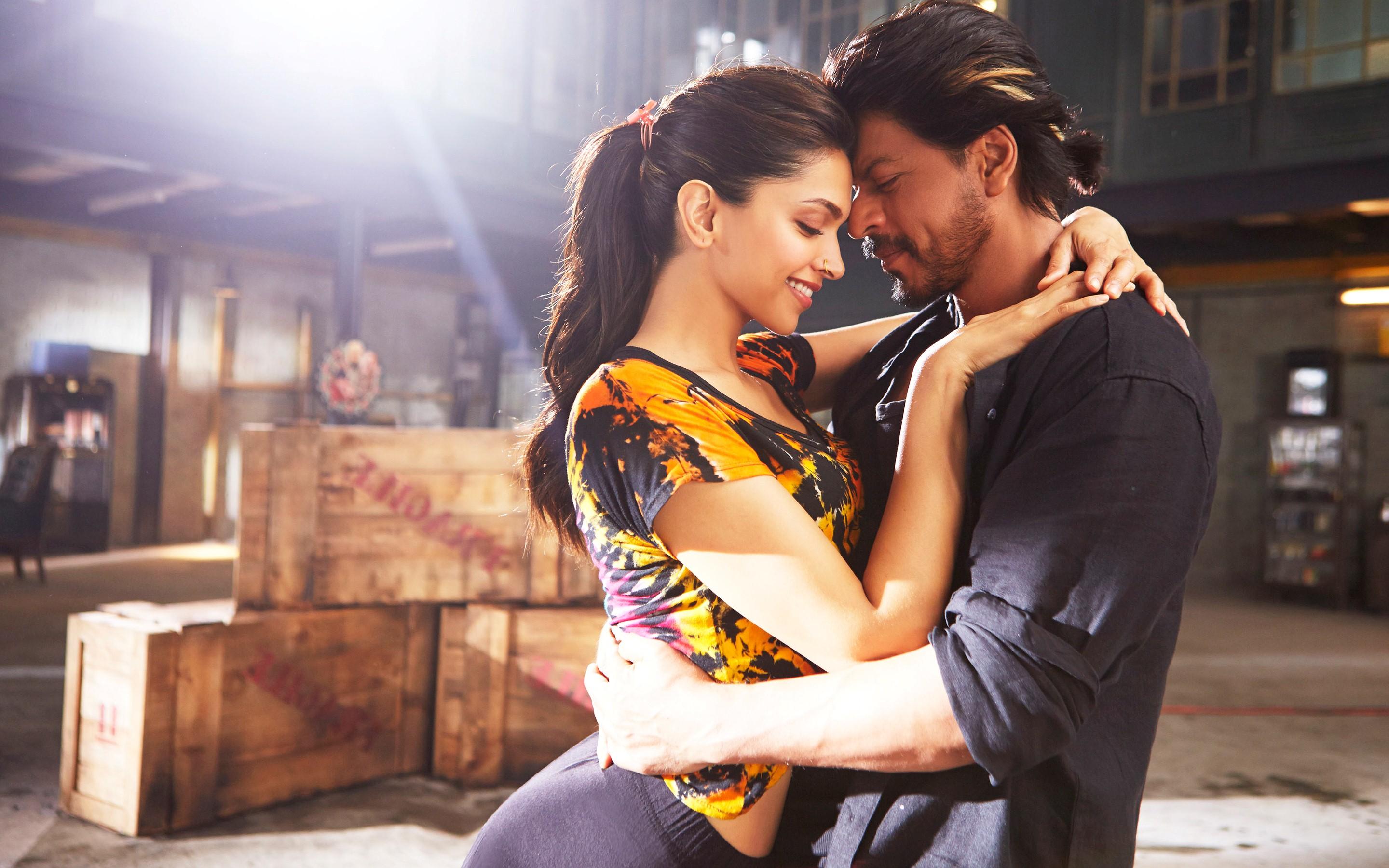 Shahrukh Khan and Deepika Padukone Romantic Photo. HD