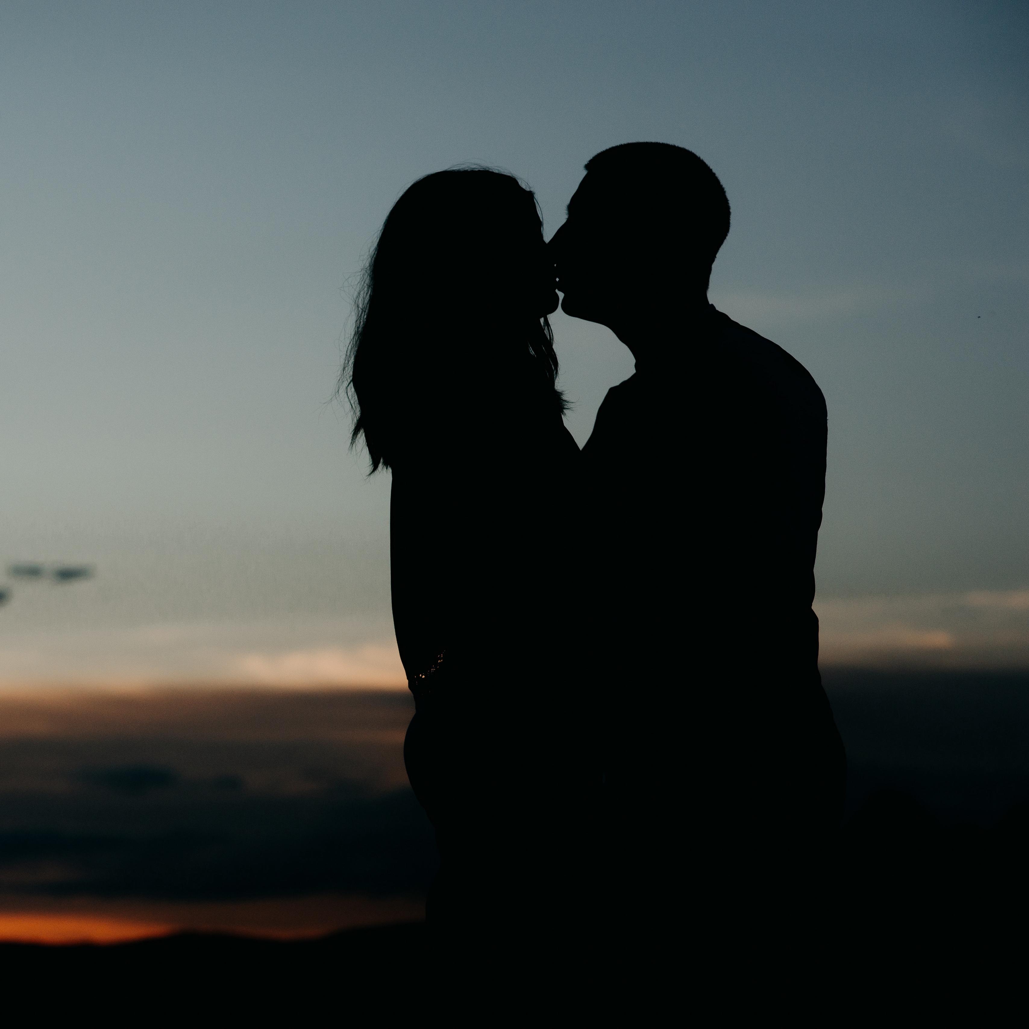 Download wallpaper 3415x3415 silhouettes, kiss, couple, love