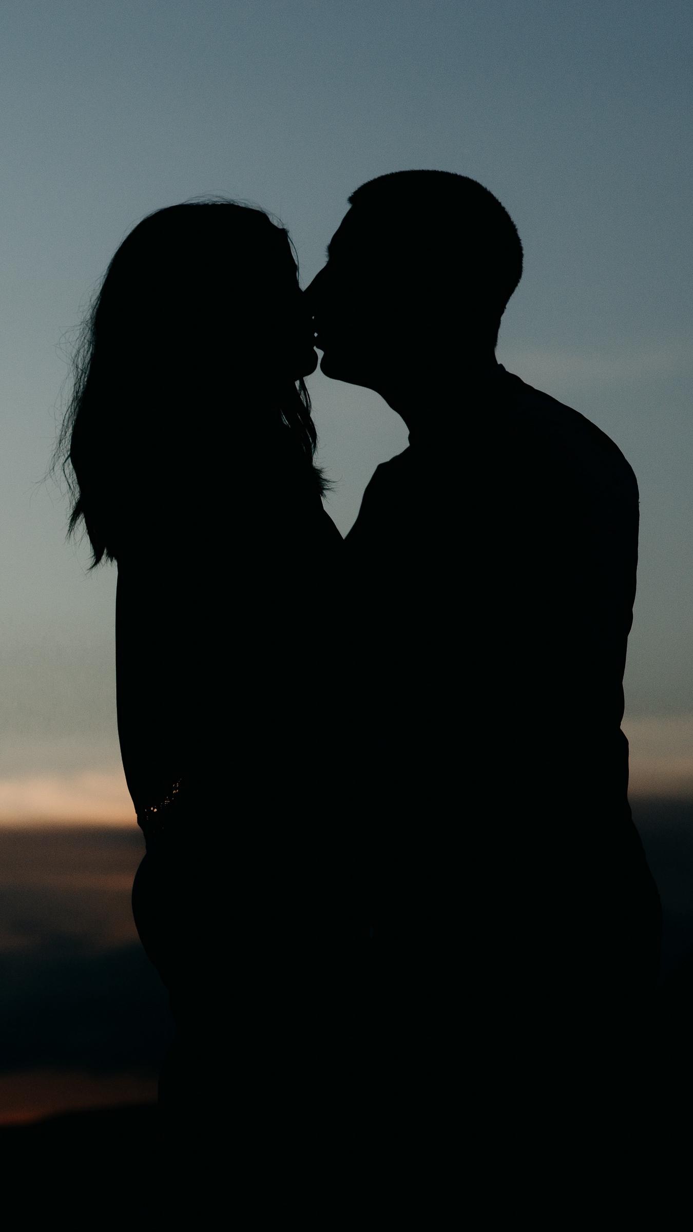 Download wallpaper 1350x2400 silhouettes, kiss, couple, love