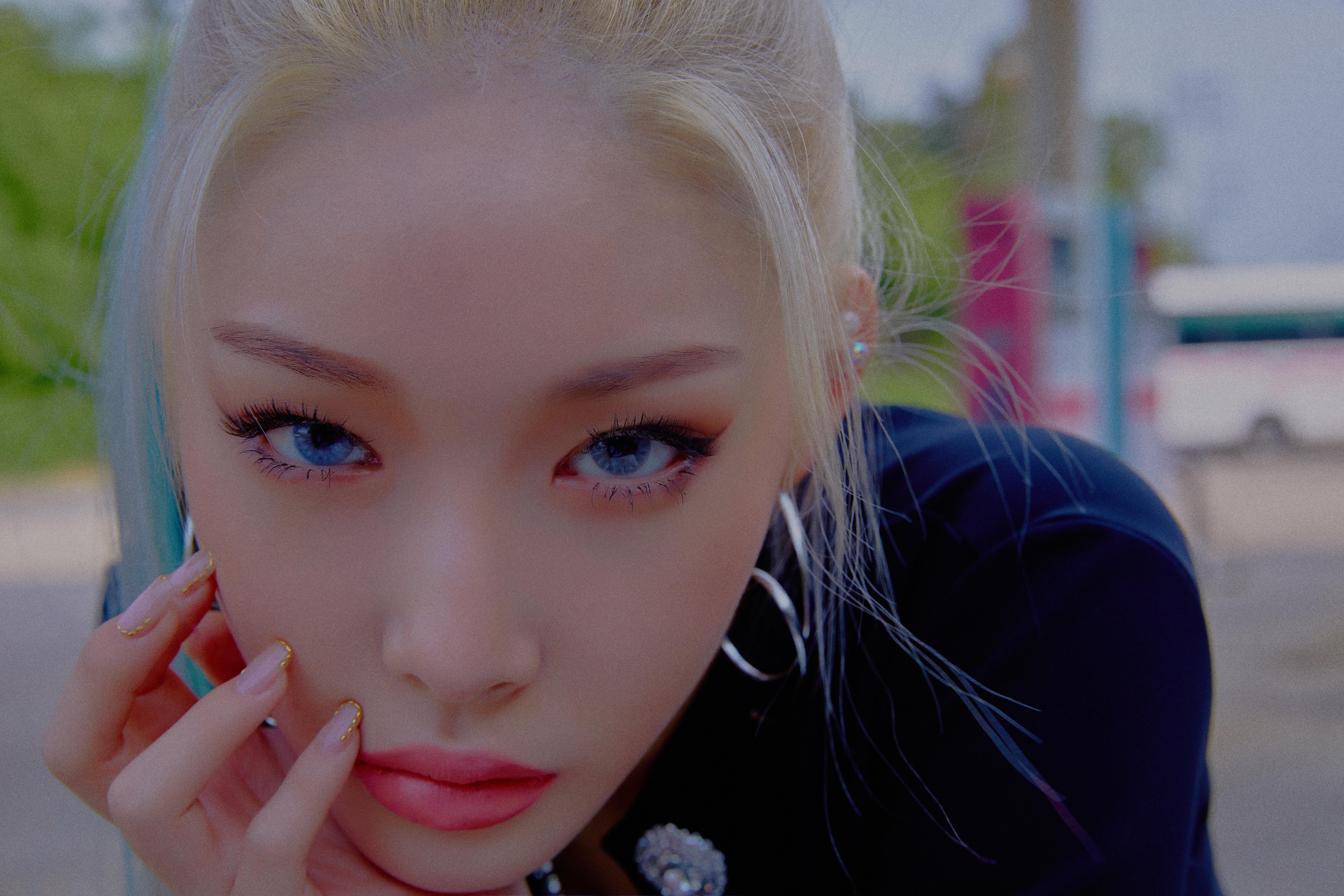 Chungha Flourishing Snapping Concept Photo (HD HR)