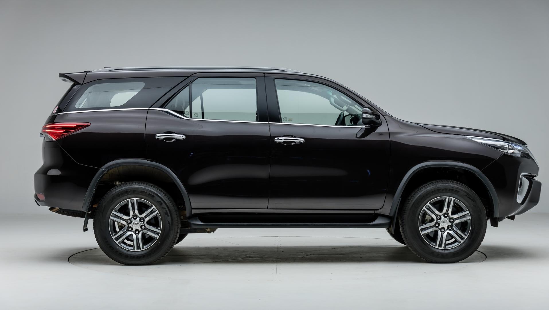 Toyota Fortuner Side View Free Wallpaper & Background
