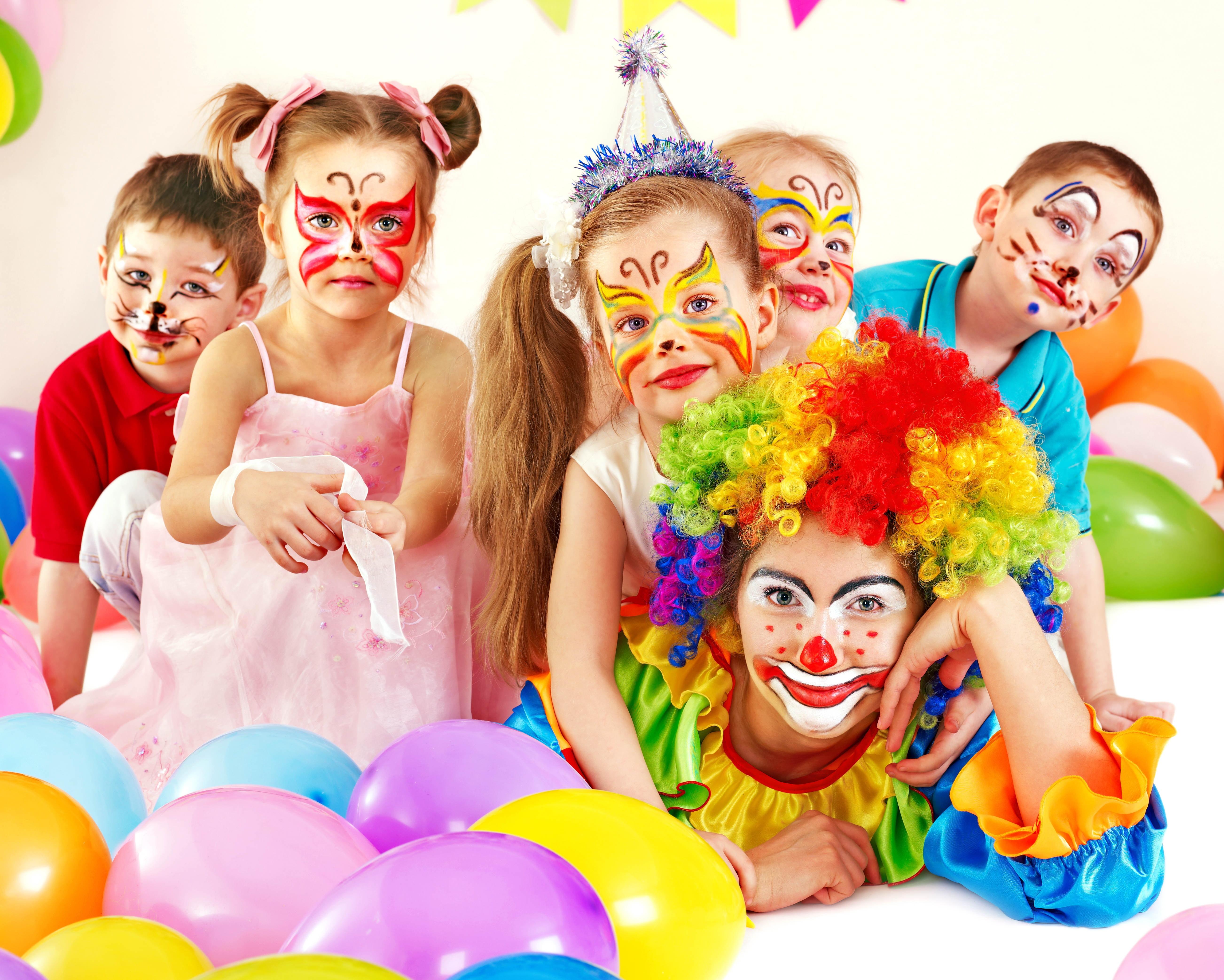 Clown with childrens and party balloons HD wallpapers