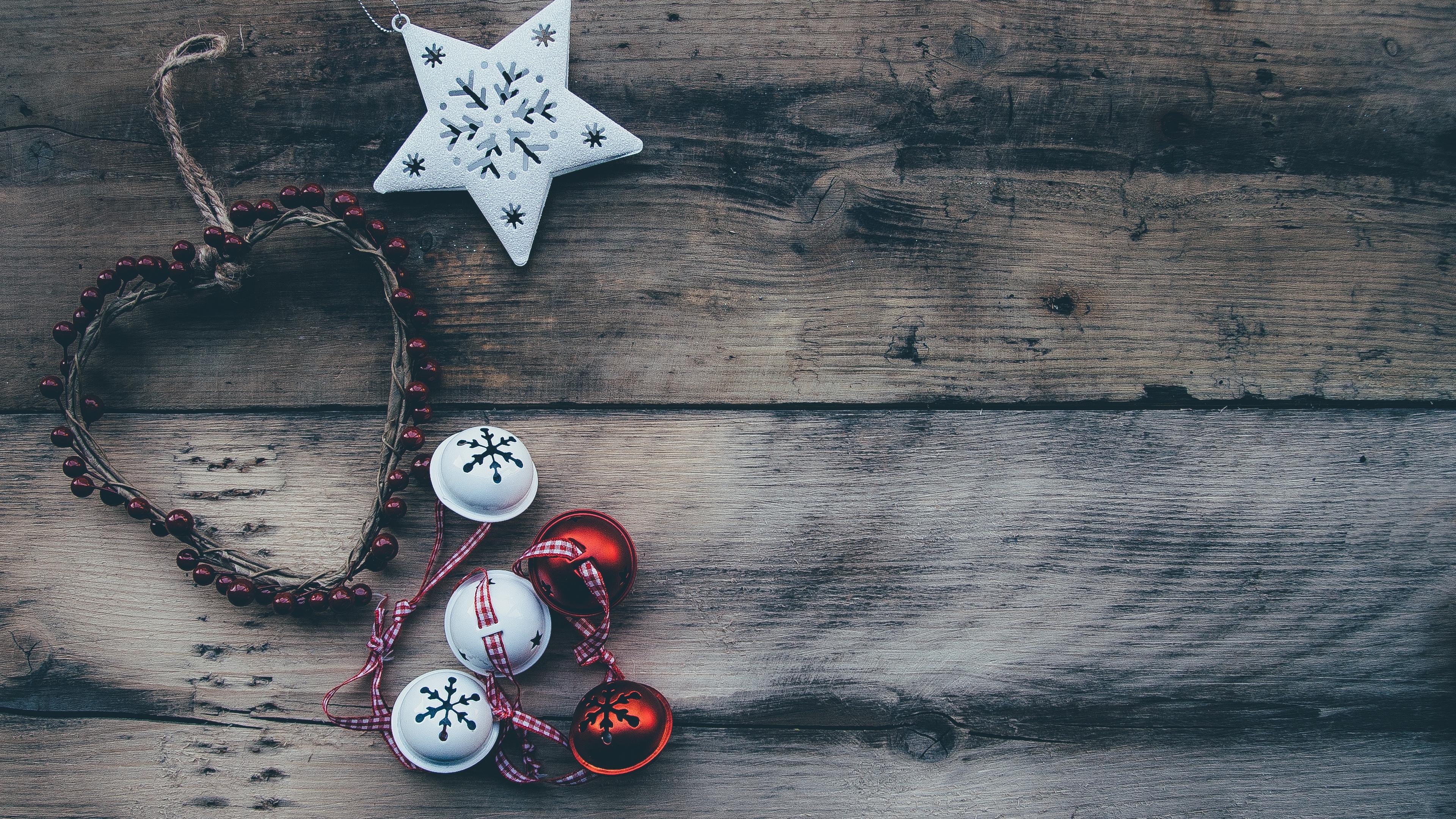 Download wallpaper 3840x2160 christmas, sphere, heart