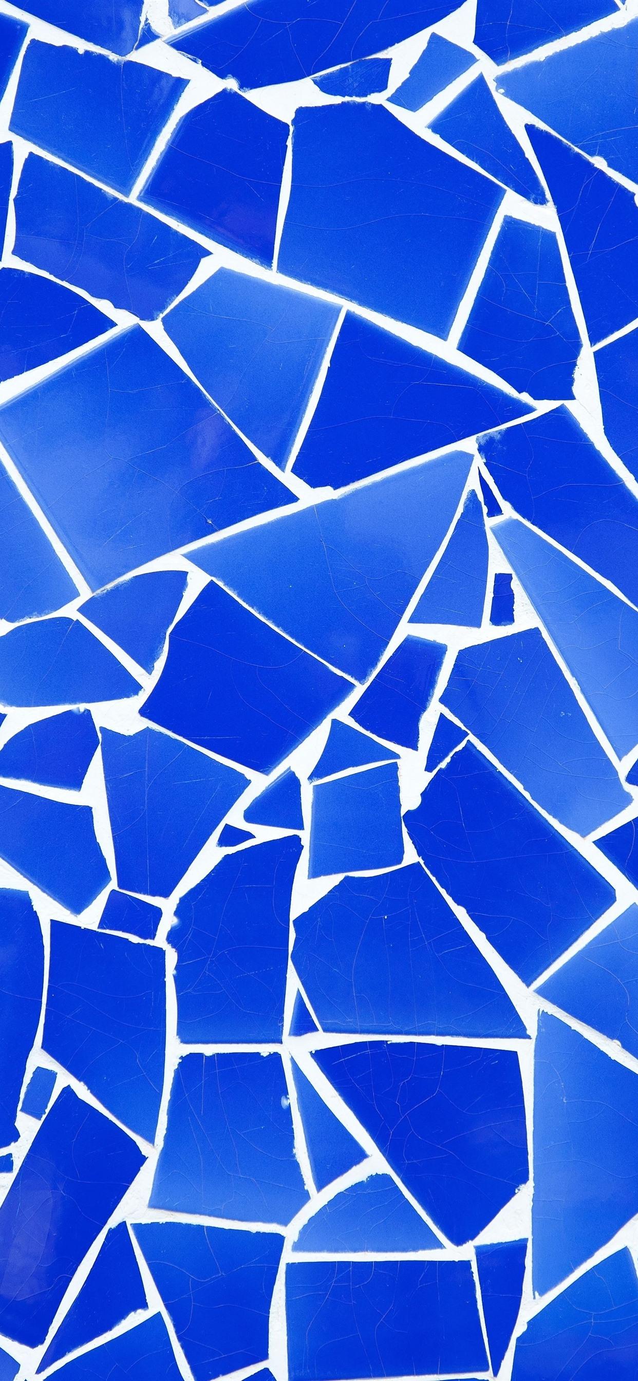 Blue fragmentation, cracks, texture background 1242x2688