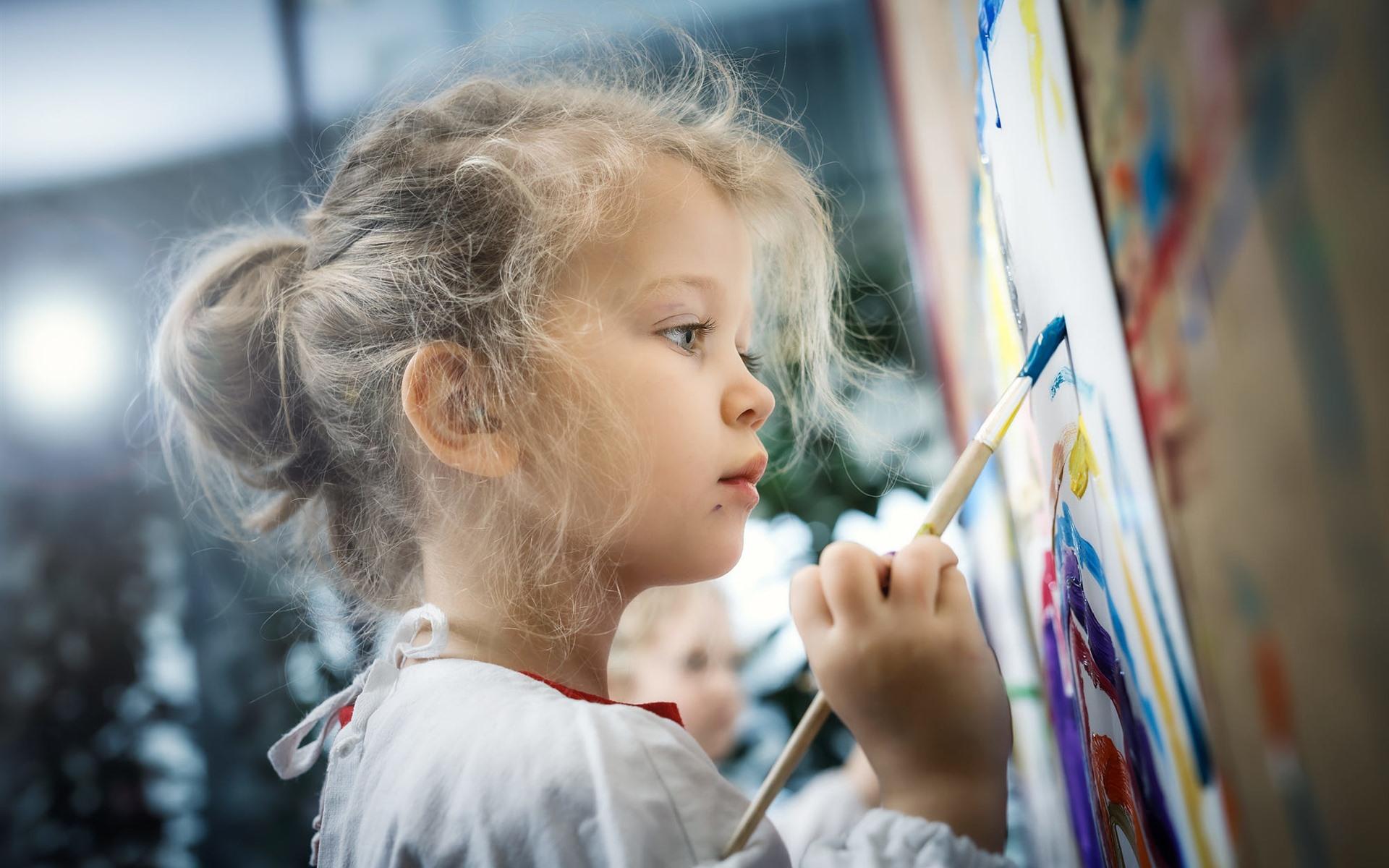 Wallpaper Cute little girl is painting 1920x1200 HD Picture