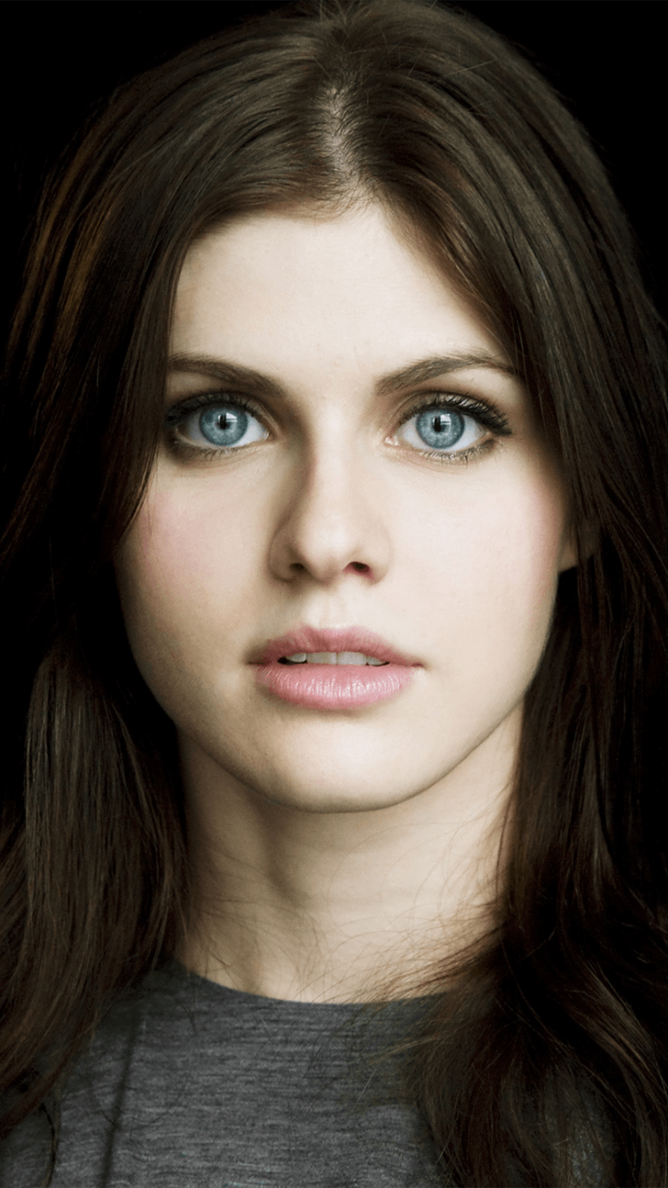 Celebrity Alexandra Daddario (750x1334) Wallpaper