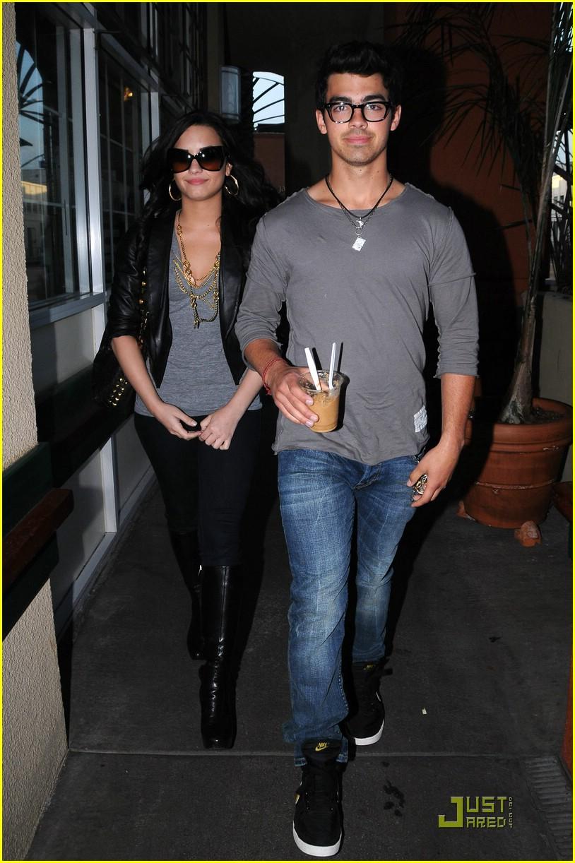 Joe Jonas & Demi Lovato: Grocery Giggly: Photo 365048. Demi