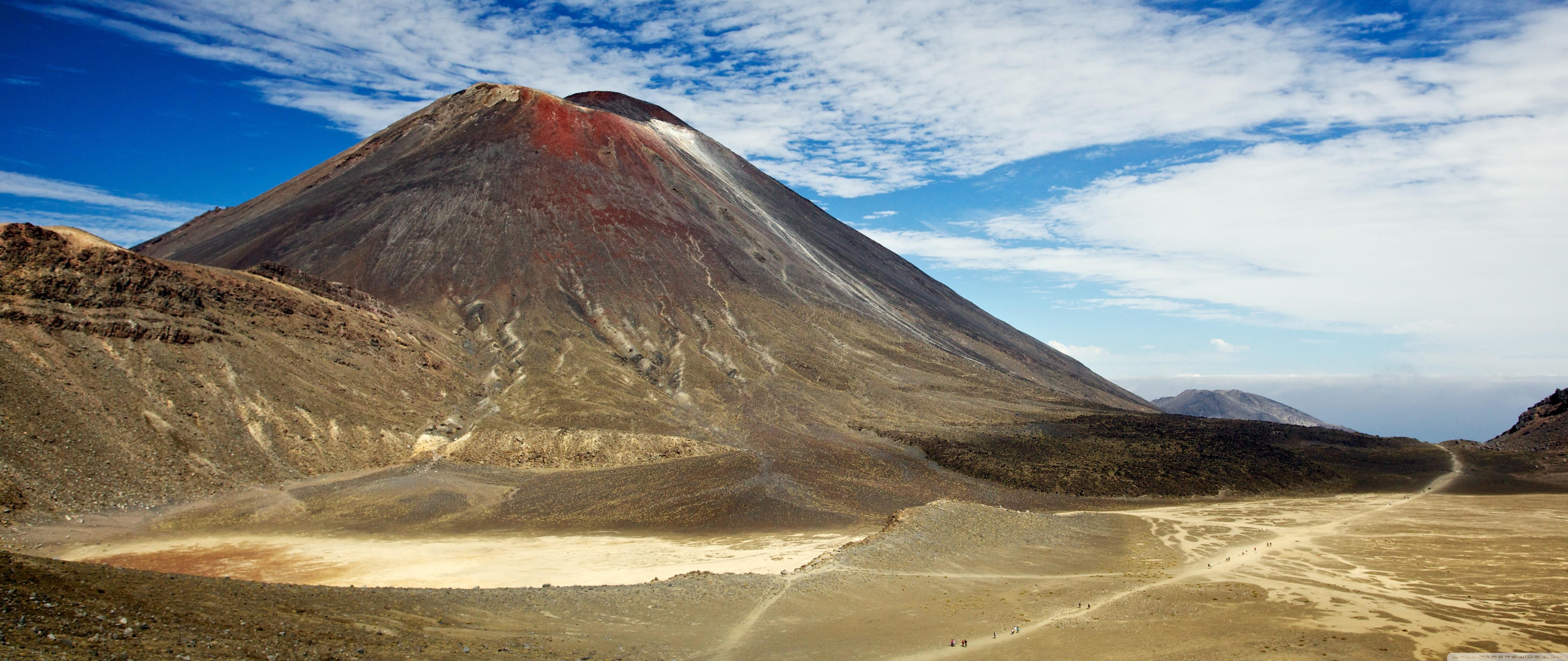 Mount Ngauruhoe Hike, New Zealand UHD Desktop Wallpaper