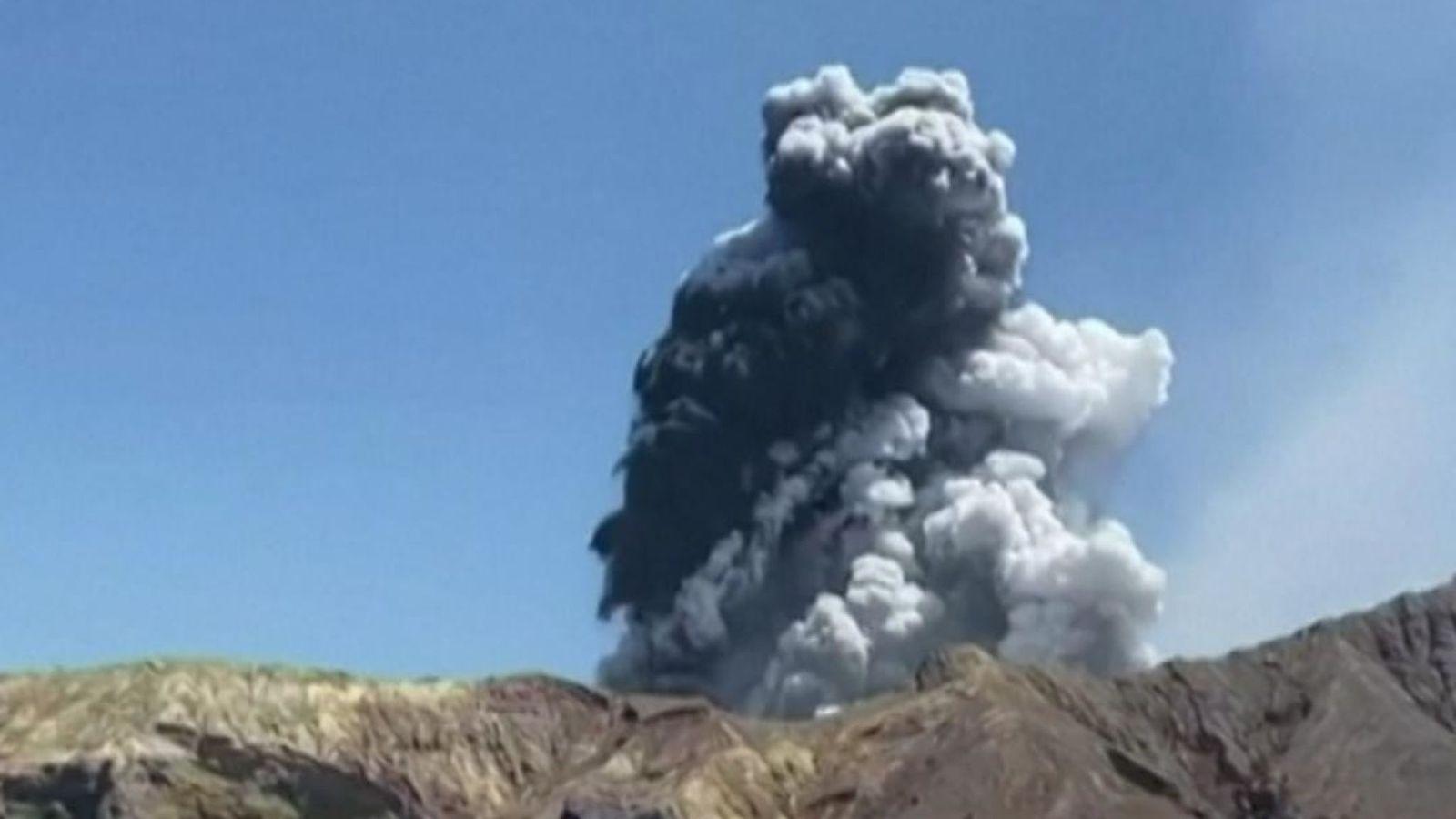Tourists film White Island eruption
