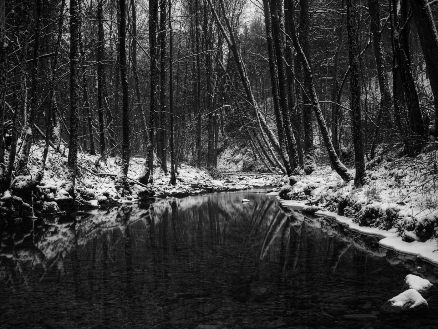 River in the winter woods Desktop wallpaper 1400x1050