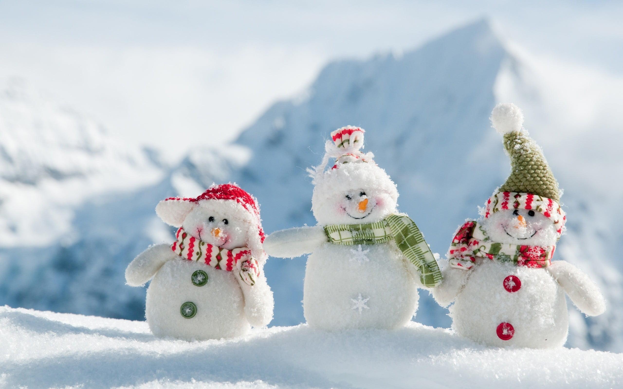 Three snowman figurines, snowmen, snow, depth of field
