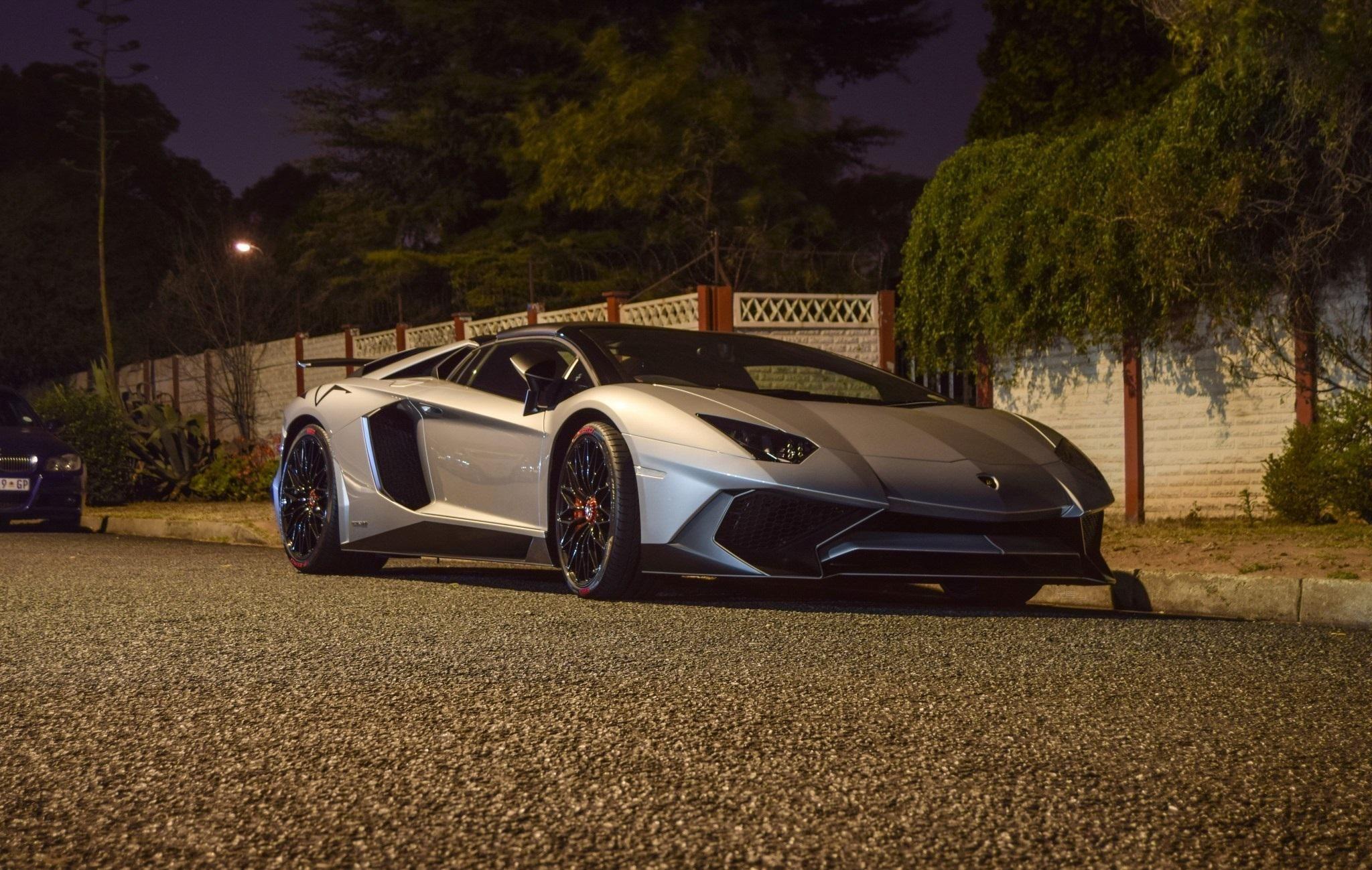 Lamborghini Aventador SV looks crazy at night