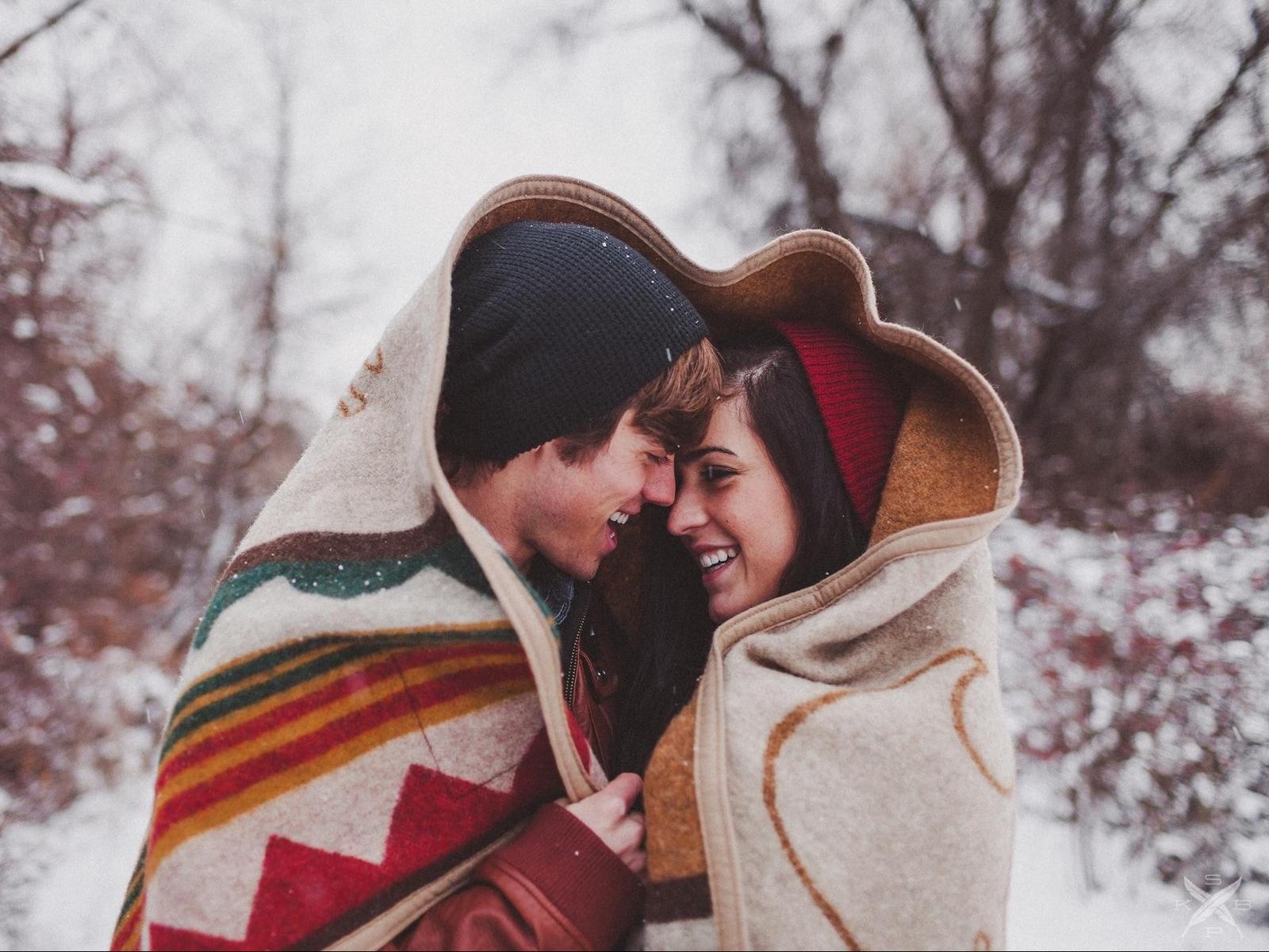 Download wallpaper 1600x1200 boy, girl, wrapped, blanket