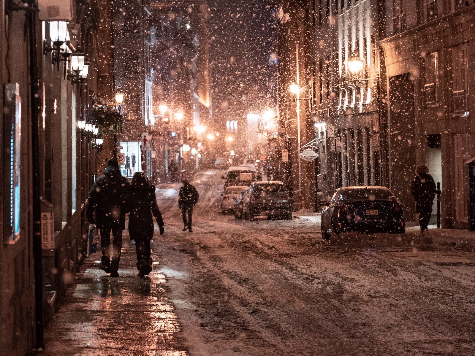 Download wallpaper 1600x1200 snowfall, people, street, night