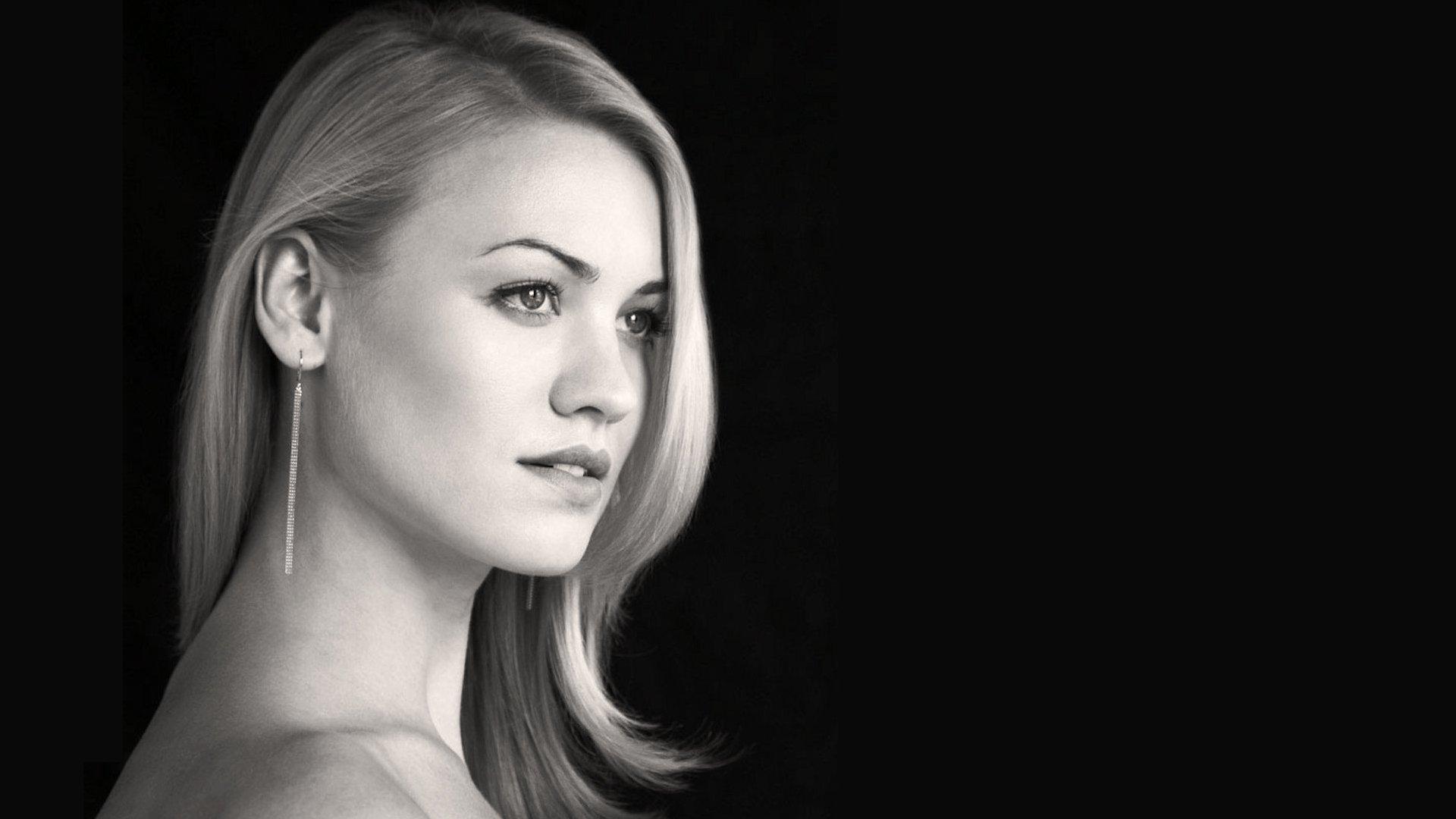 Yvonne Strahovski HD Wallpaper