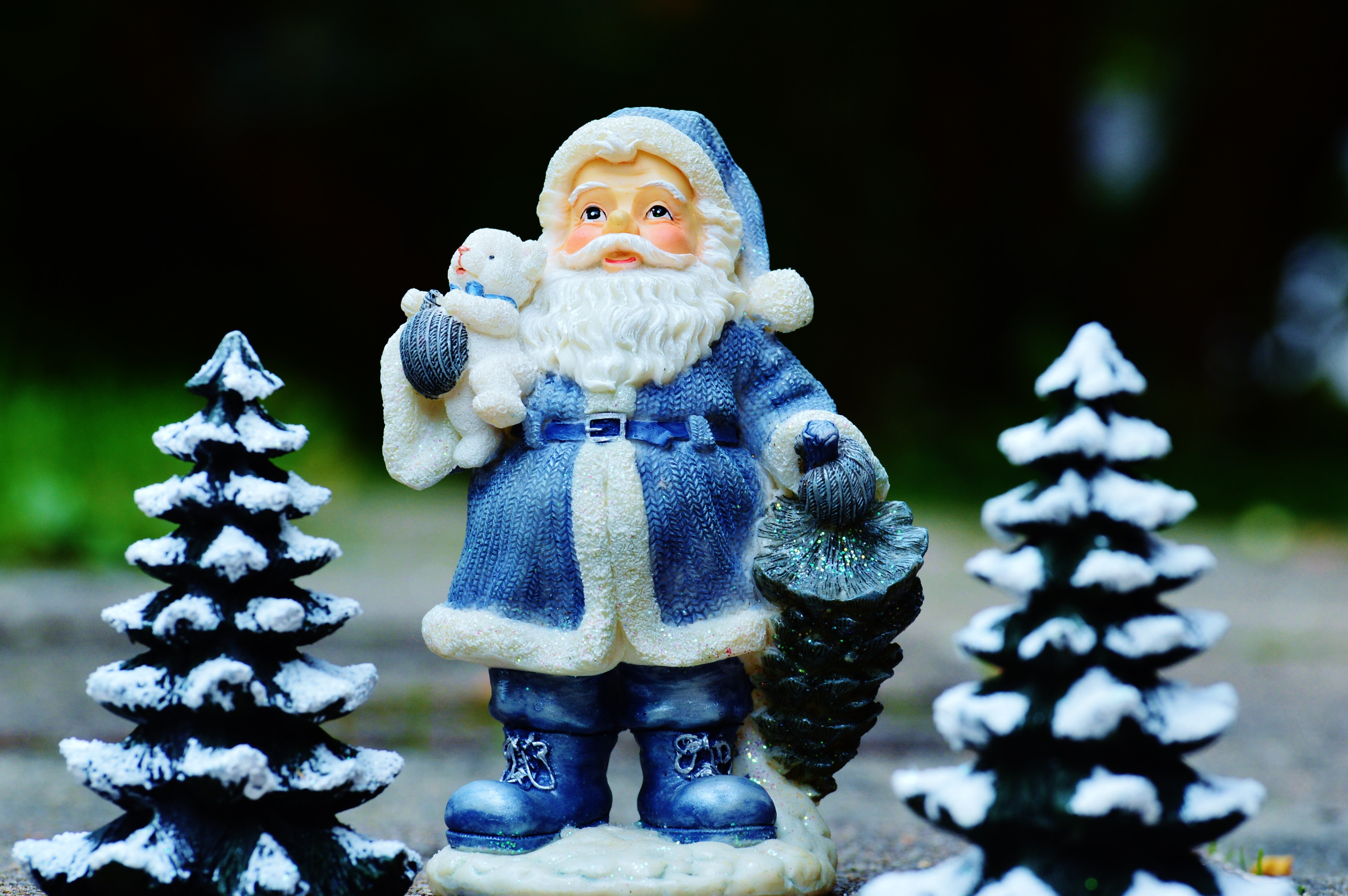 Blue And White Santa Claus Figurine Close Up Photography