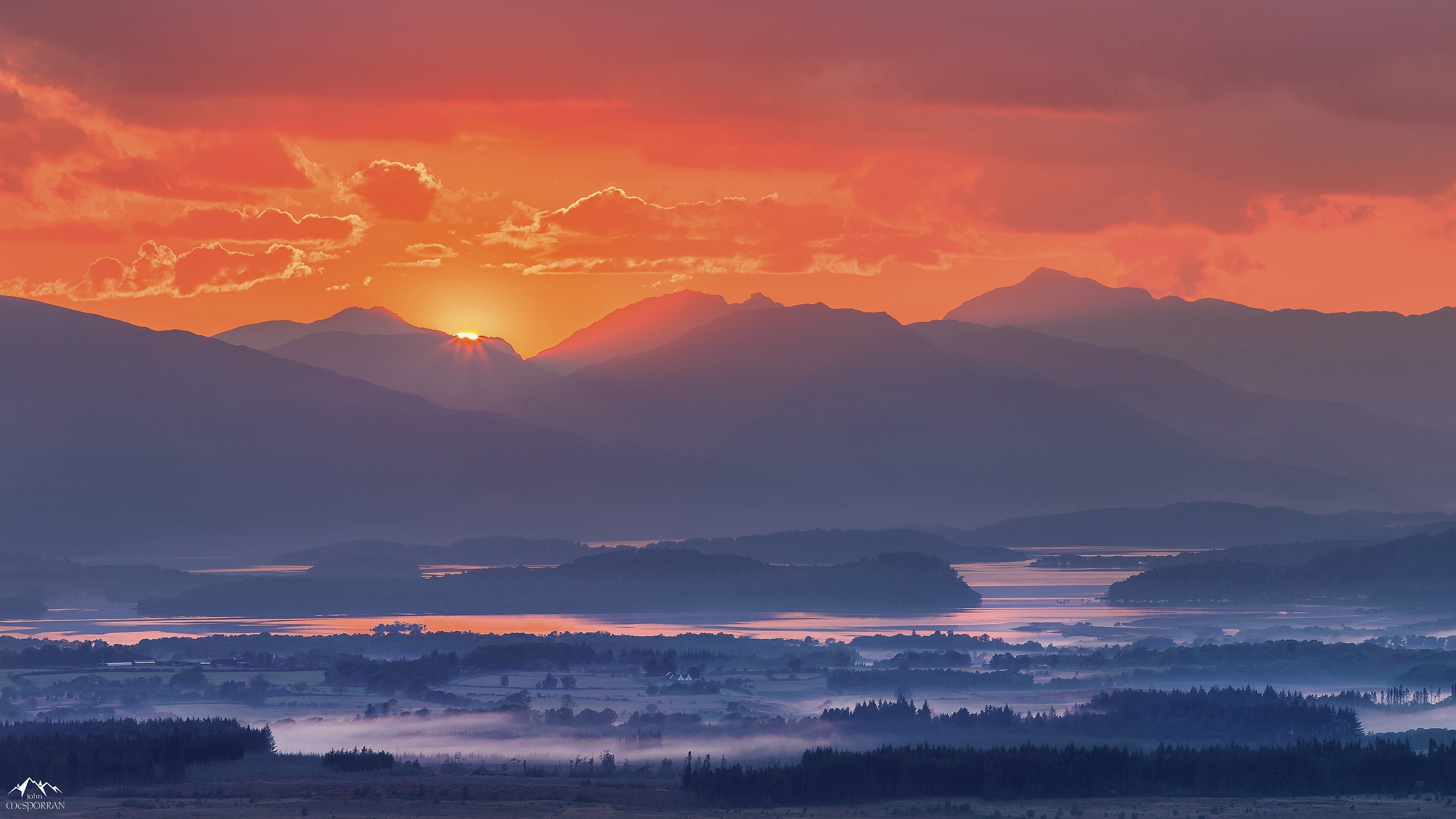Download wallpaper 2560x1440 mountains, fog, sunset, loch