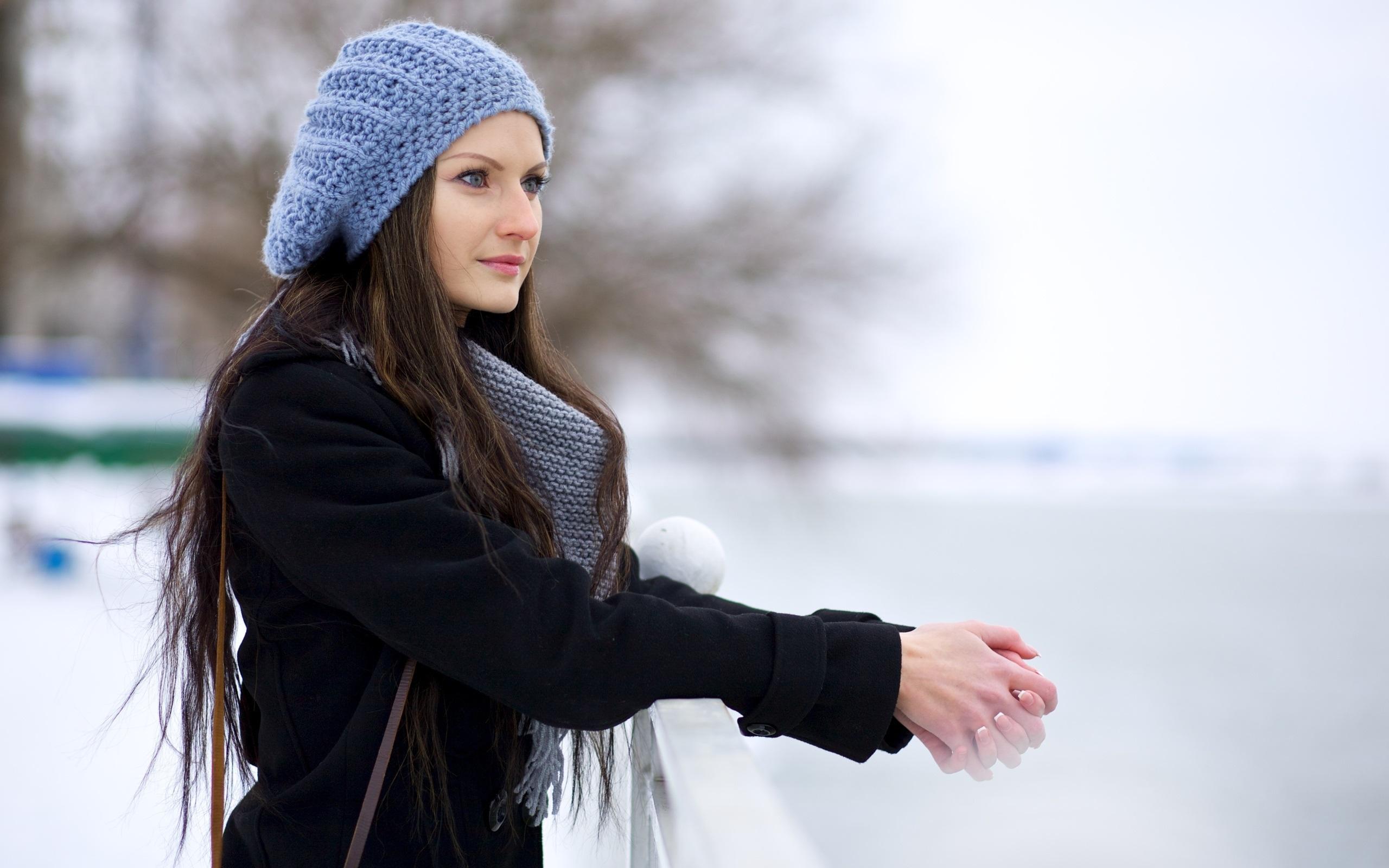 Wallpaper Winter beautiful girl, blue hat 2560x1600 HD
