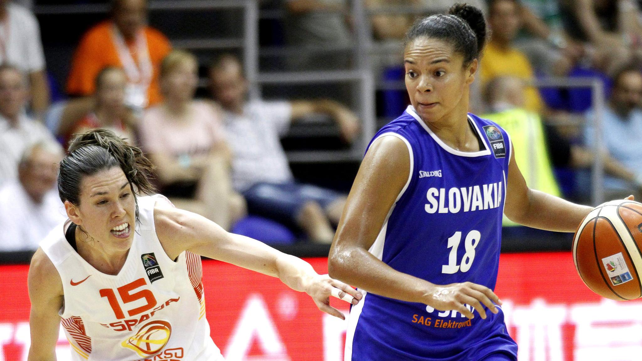 Kristi Toliver scores 43 points to lead the Los Angeles