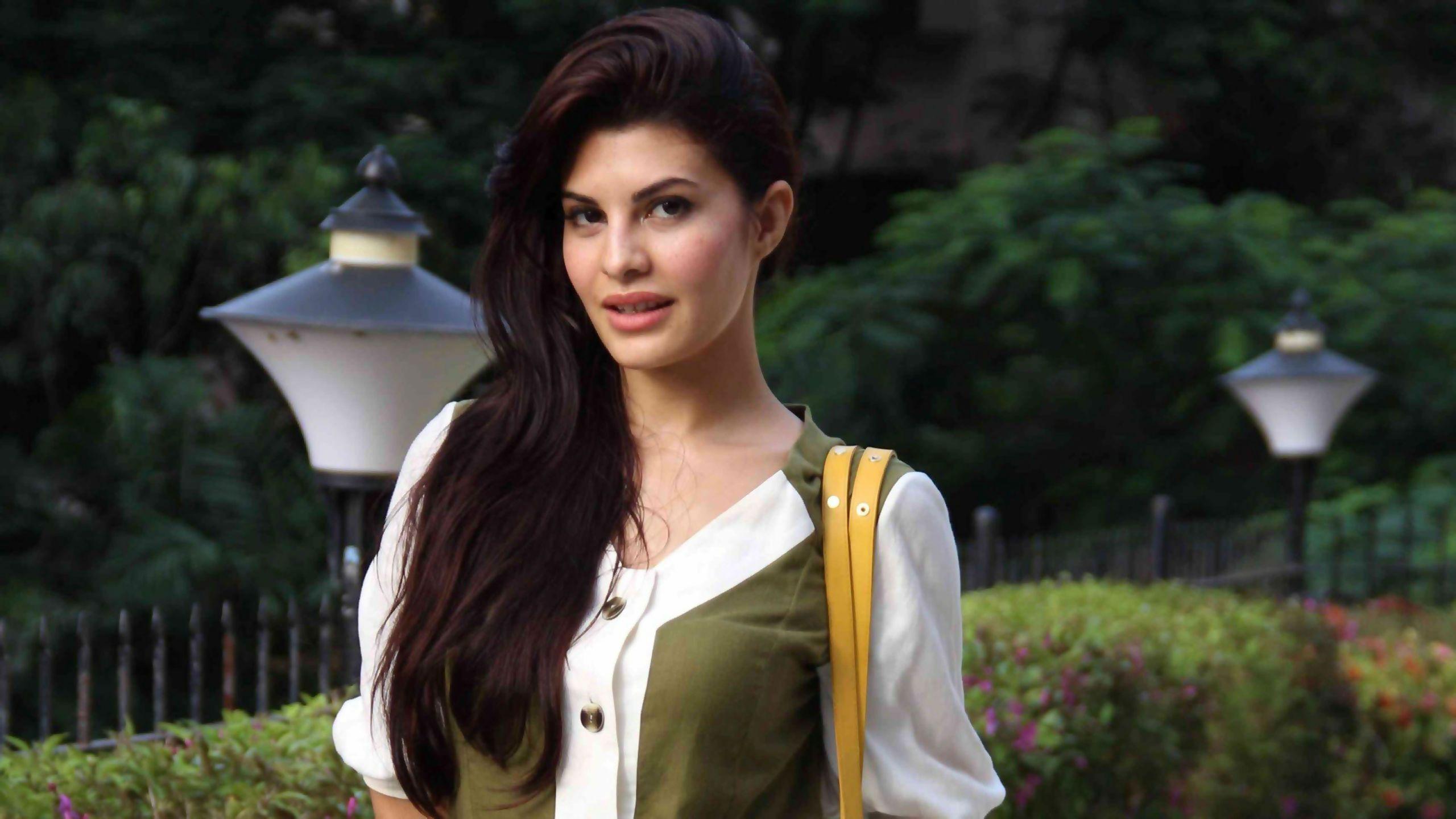Out and About. Bollywood wallpaper, Jacqueline fernandez
