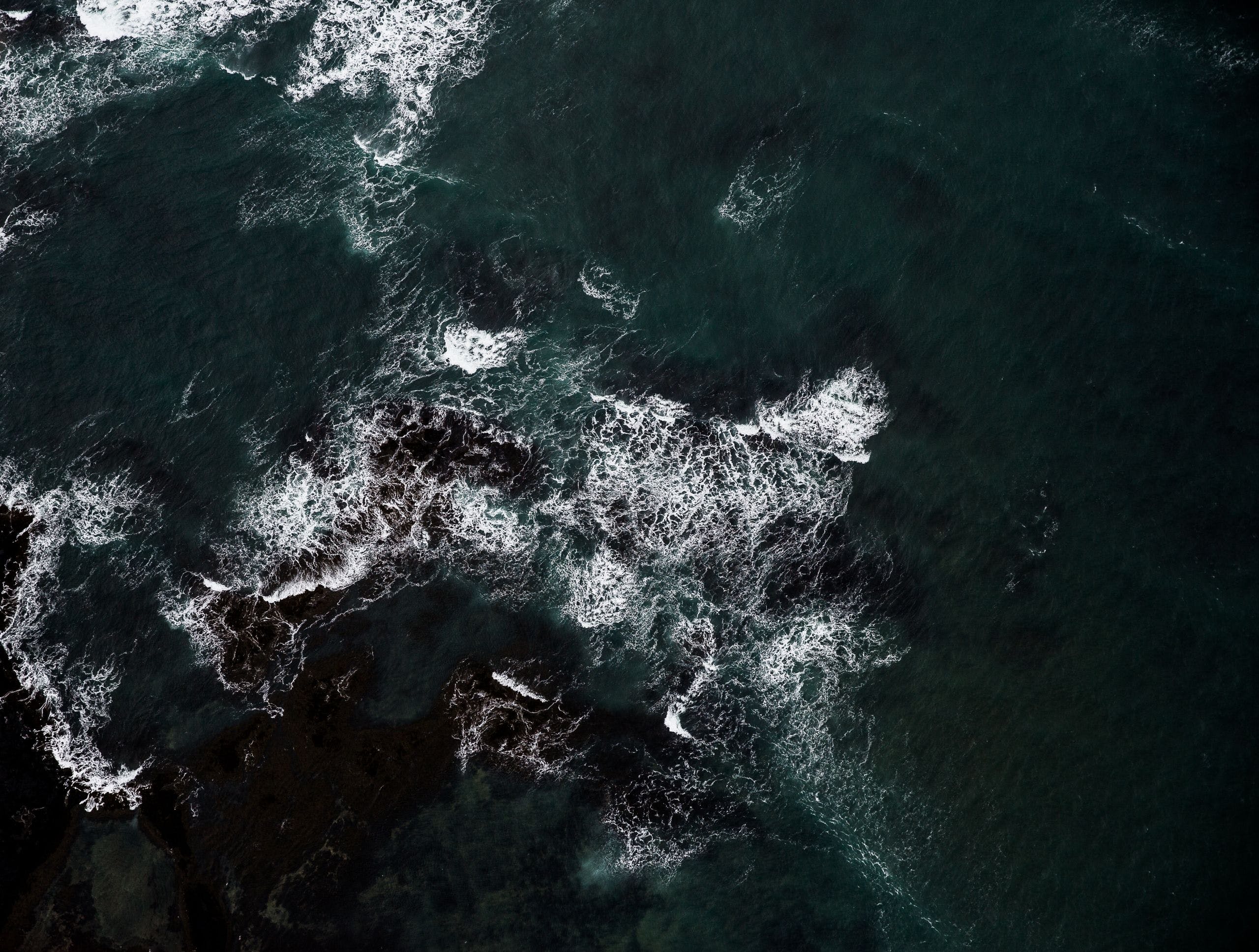 HD Ocean Waves Aerial View Wallpaper