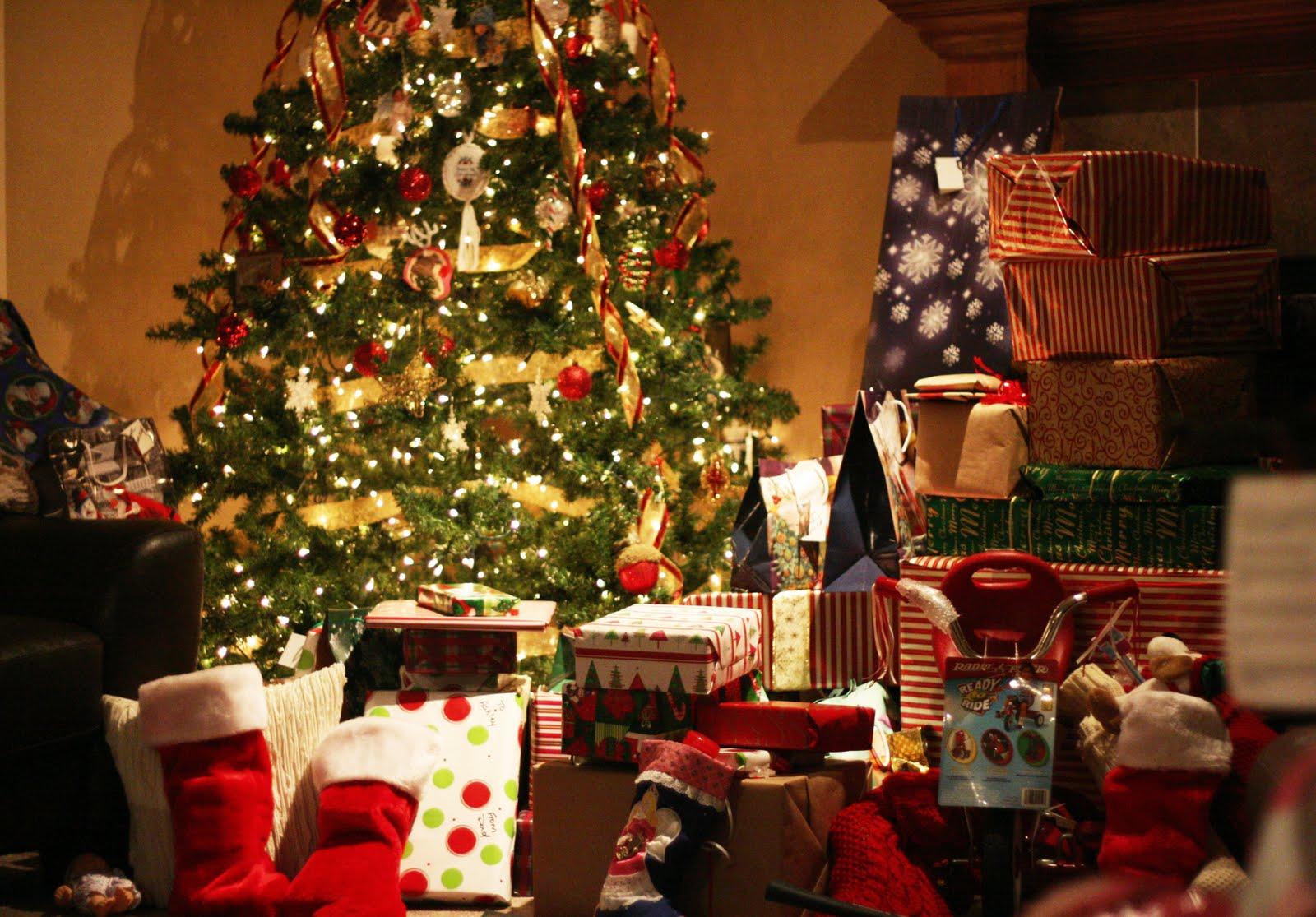 Christmas Presents Under Tree Wallpaper Xk850rxss