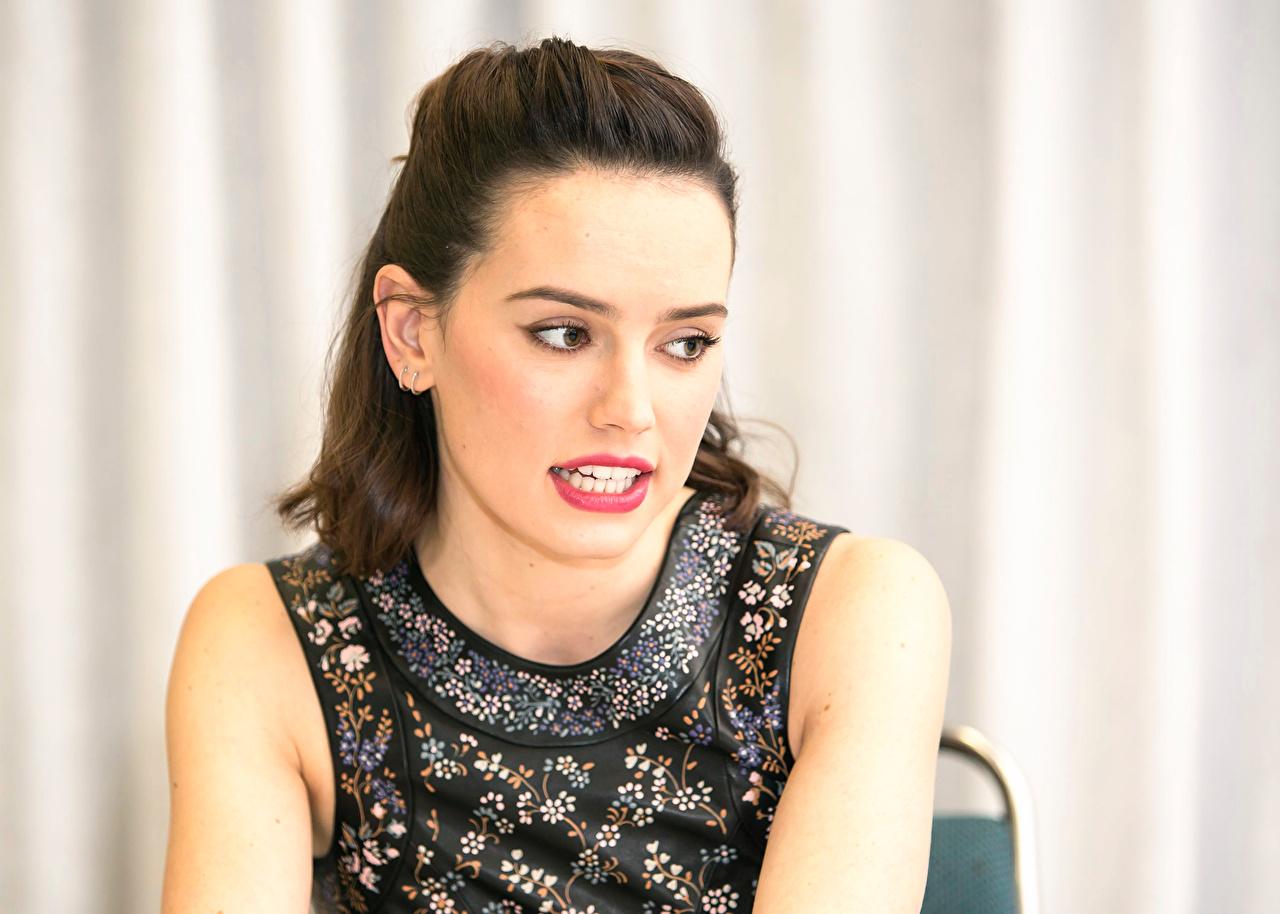 Desktop Wallpaper Daisy Ridley young woman Glance Celebrities