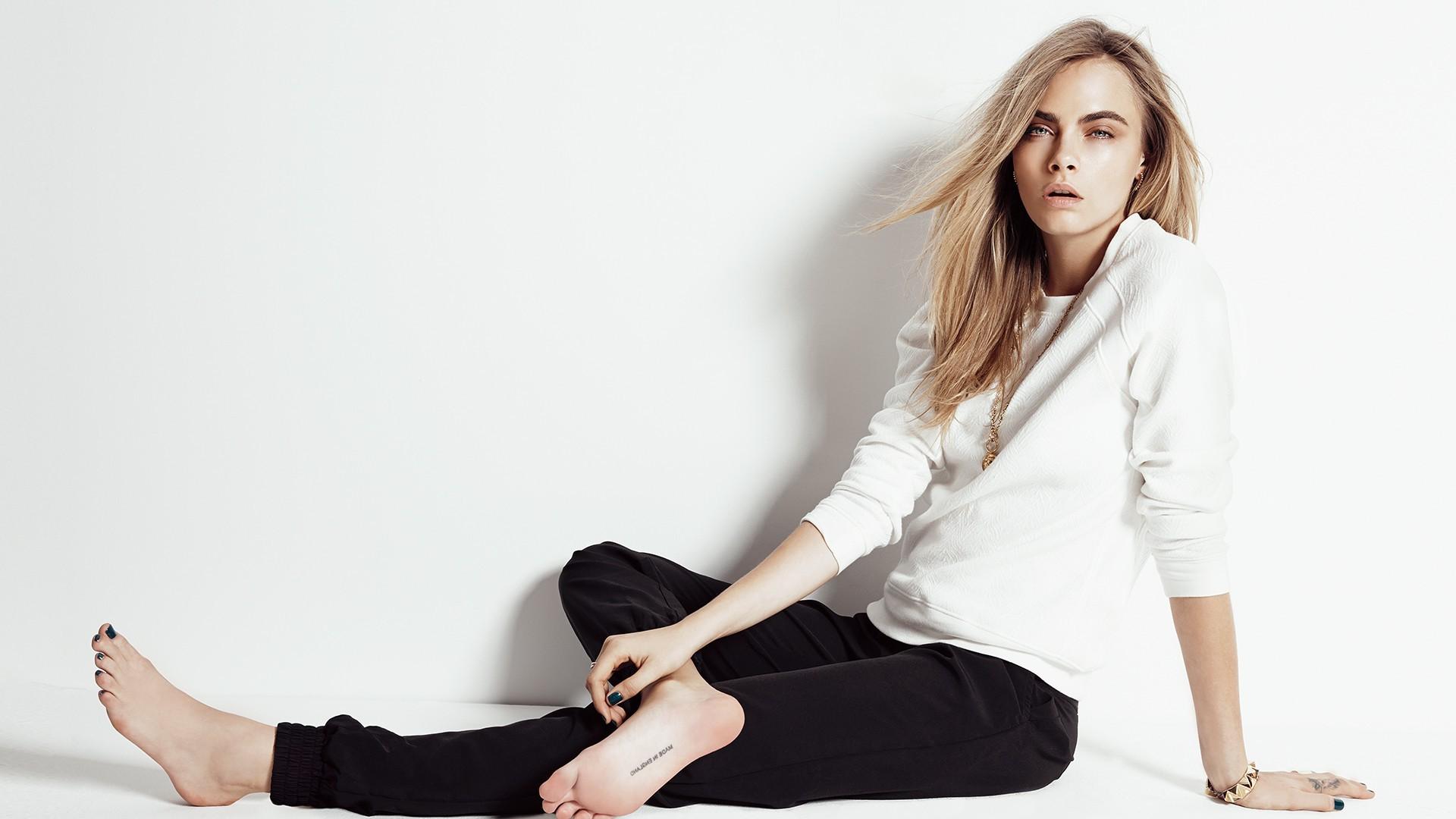 blonde cara delevingne barefoot model celebrity