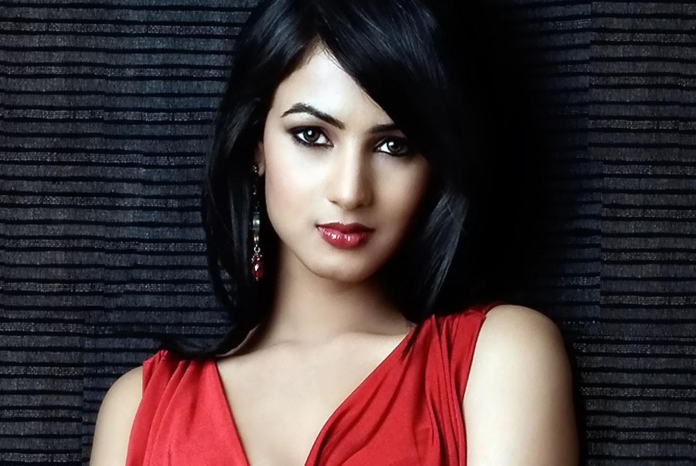 Sonal Chauhan Wallpaper Download